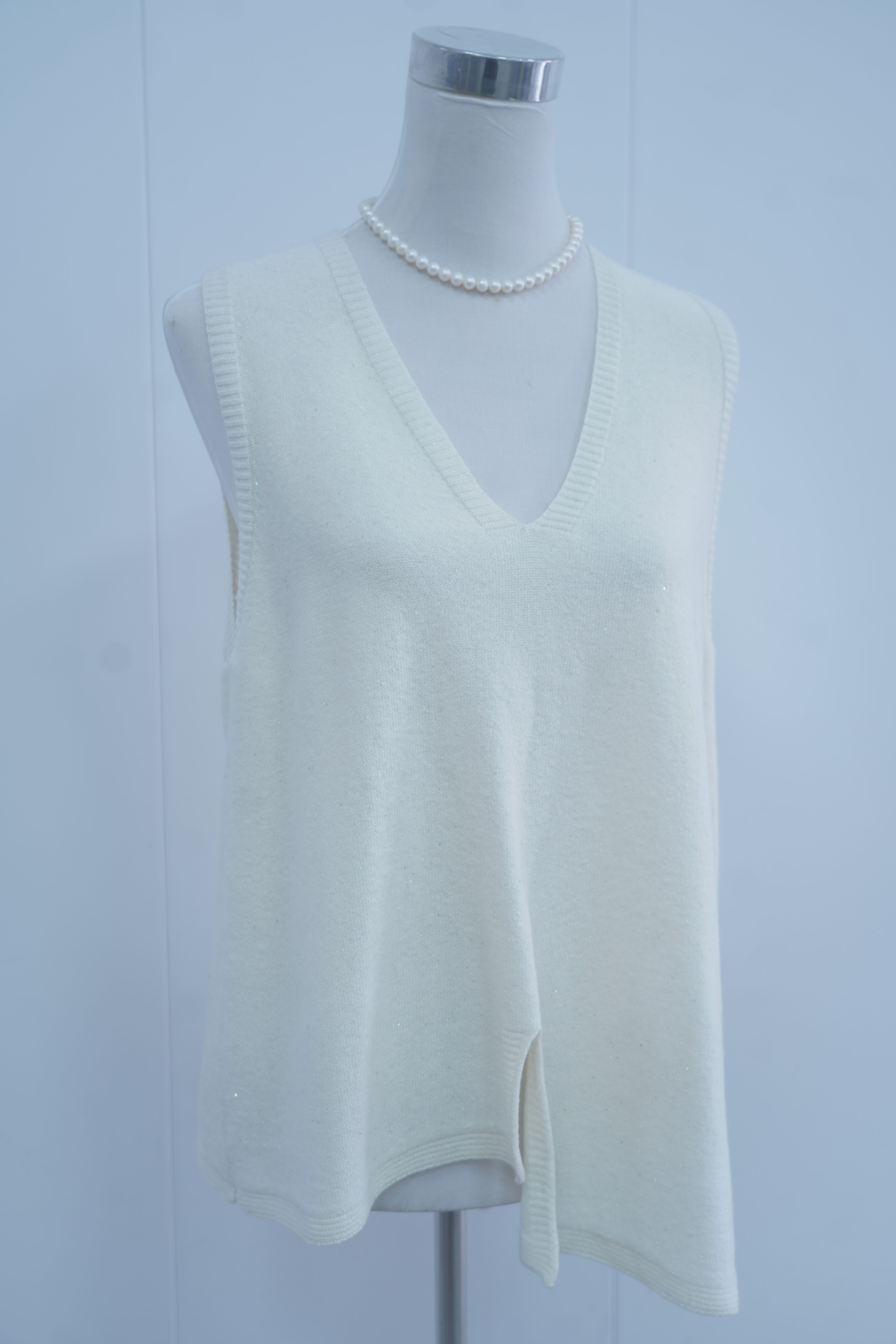 s002Cream White V-Neck Split-Side Knitted Vest