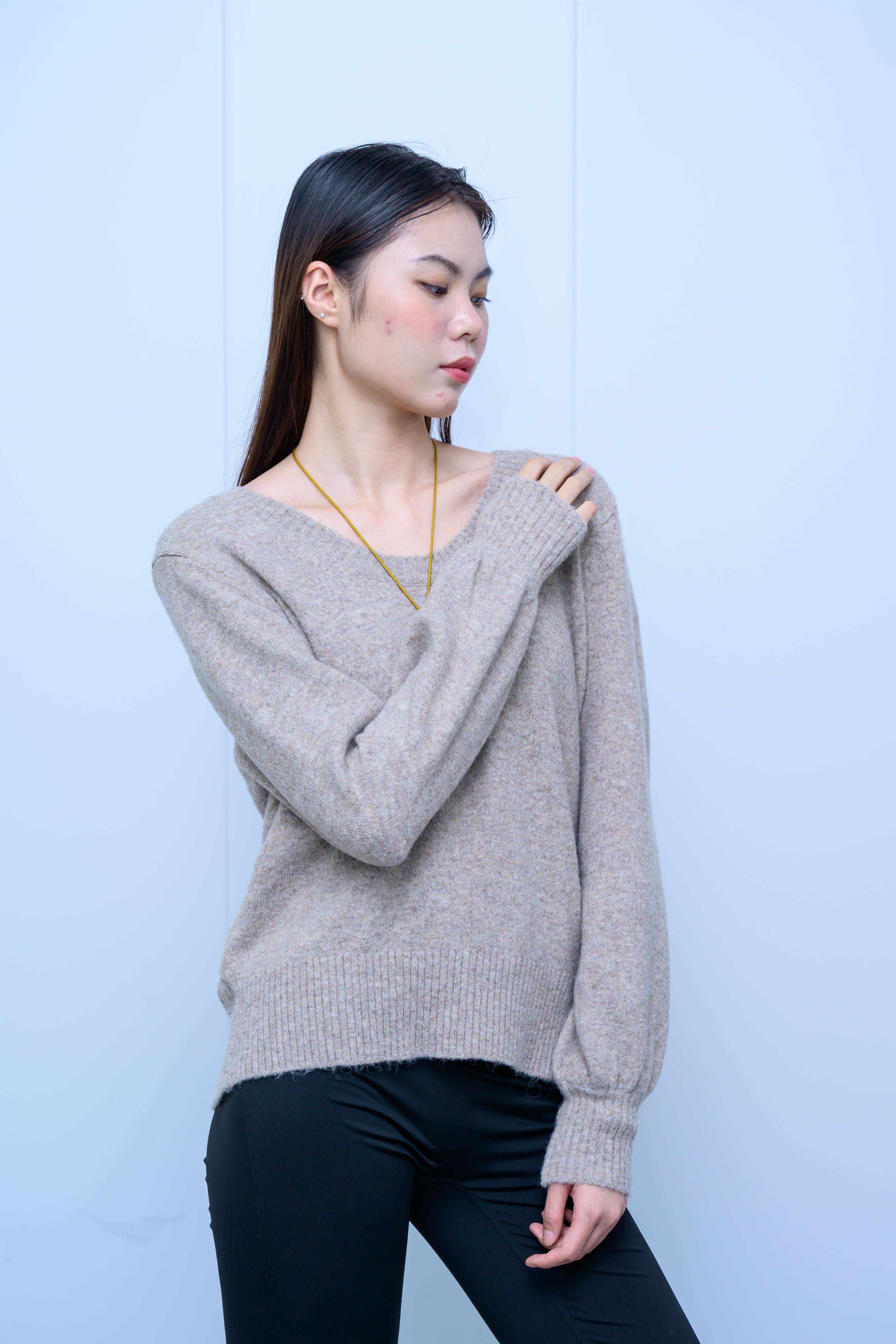 s038Misty Light Gray V-Neck Relaxed Knit Top