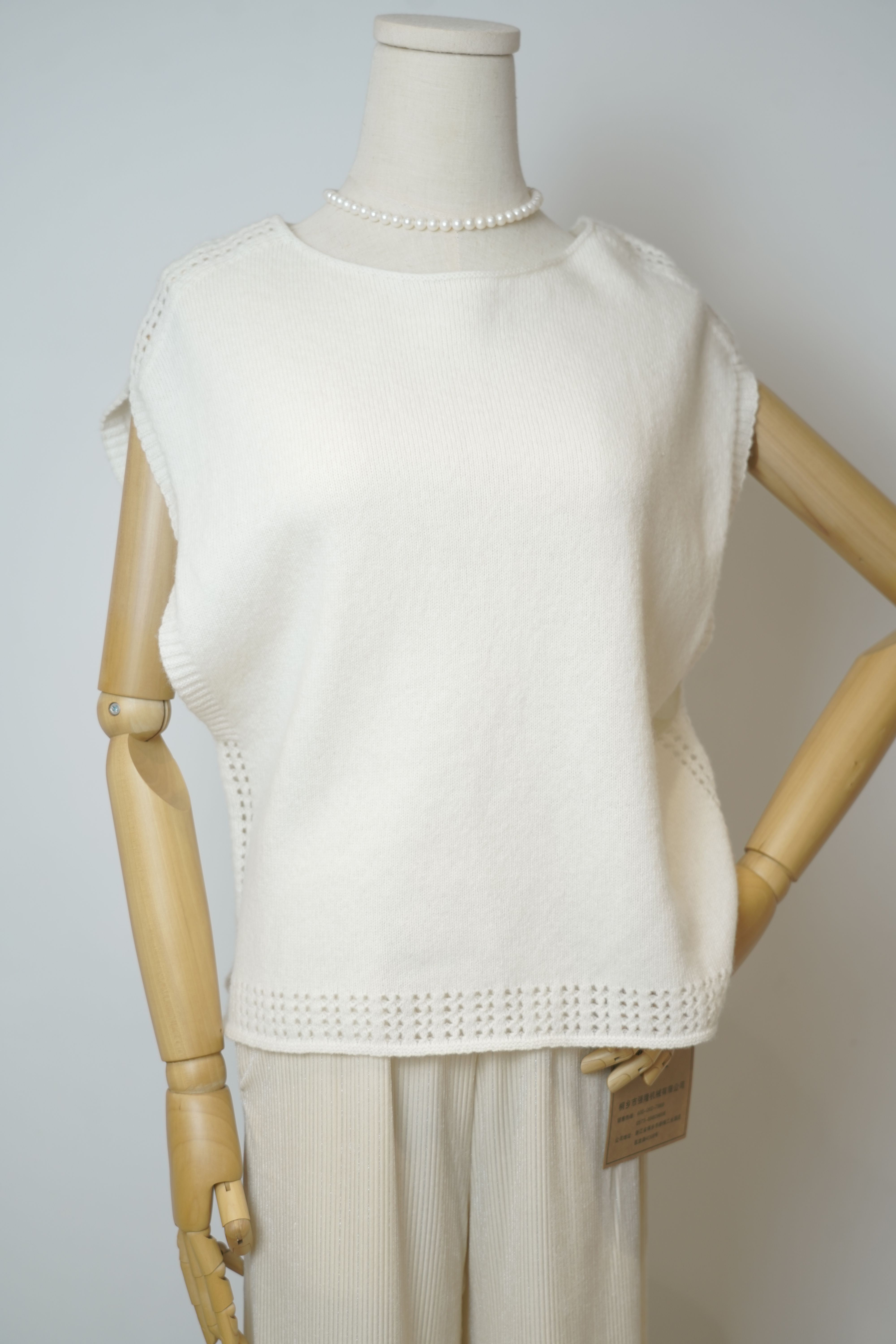 s020Off-White Hollow-Trim Sleeveless Knit Vest
