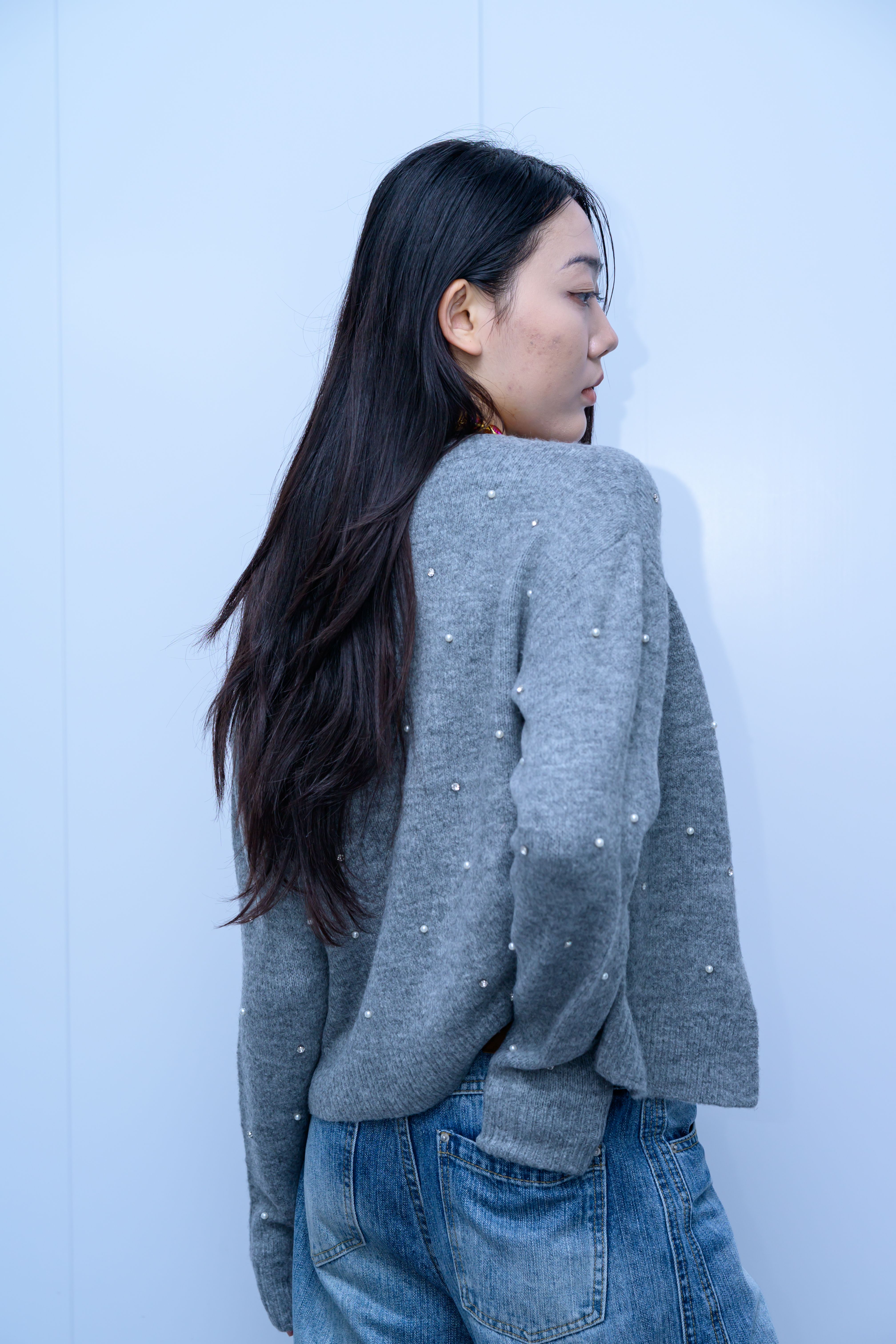 s052Misty Gray Pearl-Embellished Crew Neck Knit Cardigan
