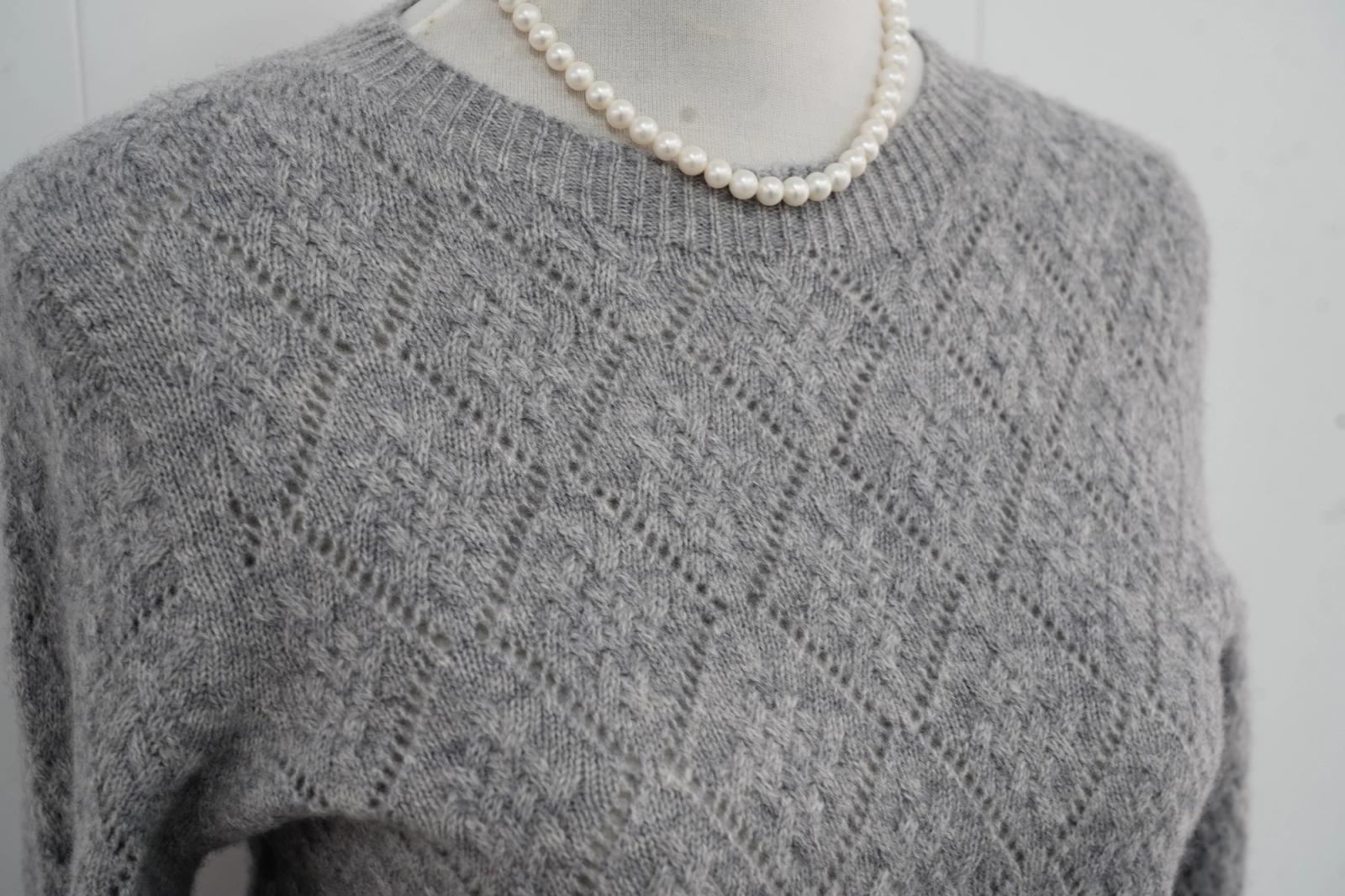 s010Heather Gray Grid Texture Crew Neck Knit Sweater