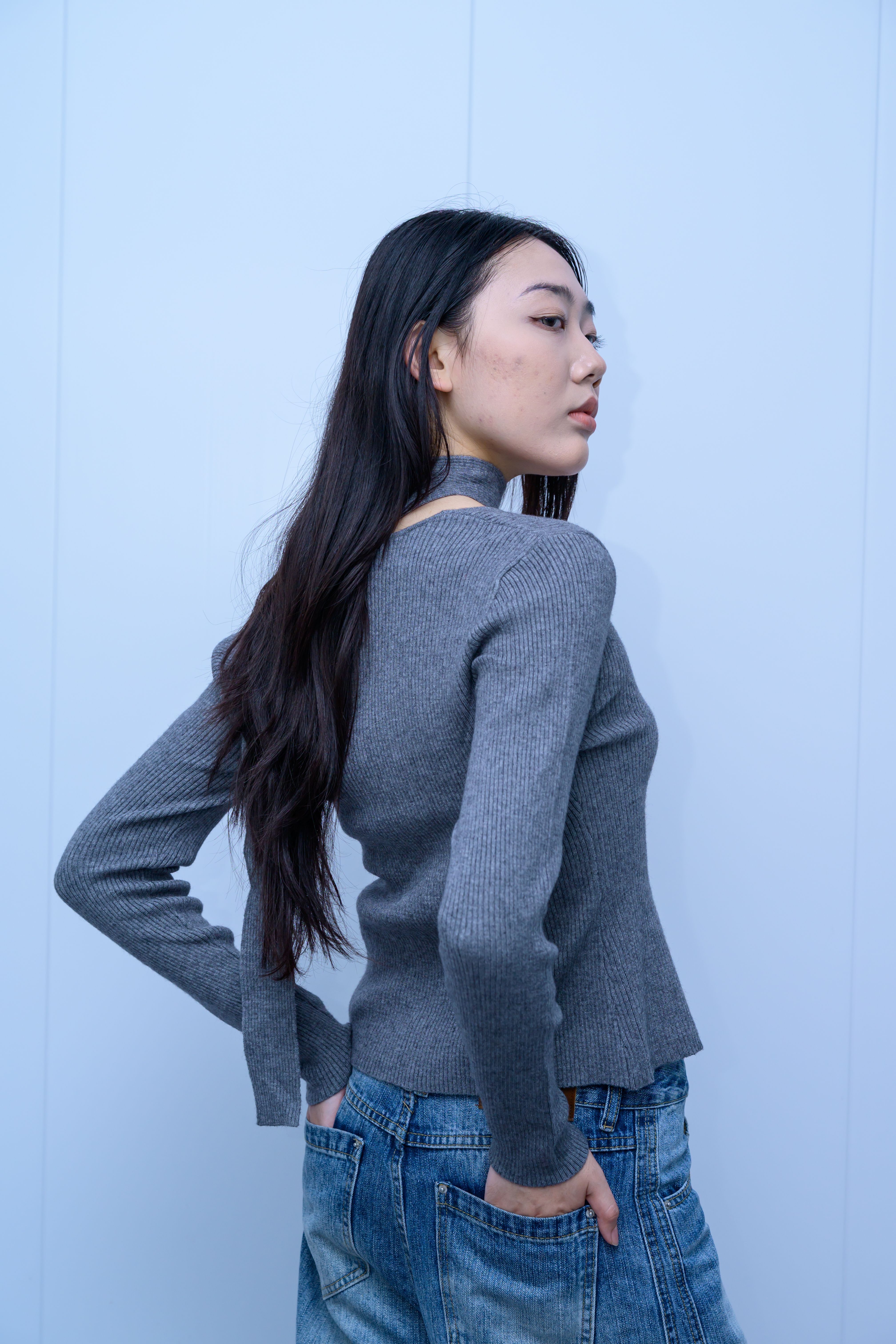 s050Misty Gray Choker Scarf Square Neck Knit Top