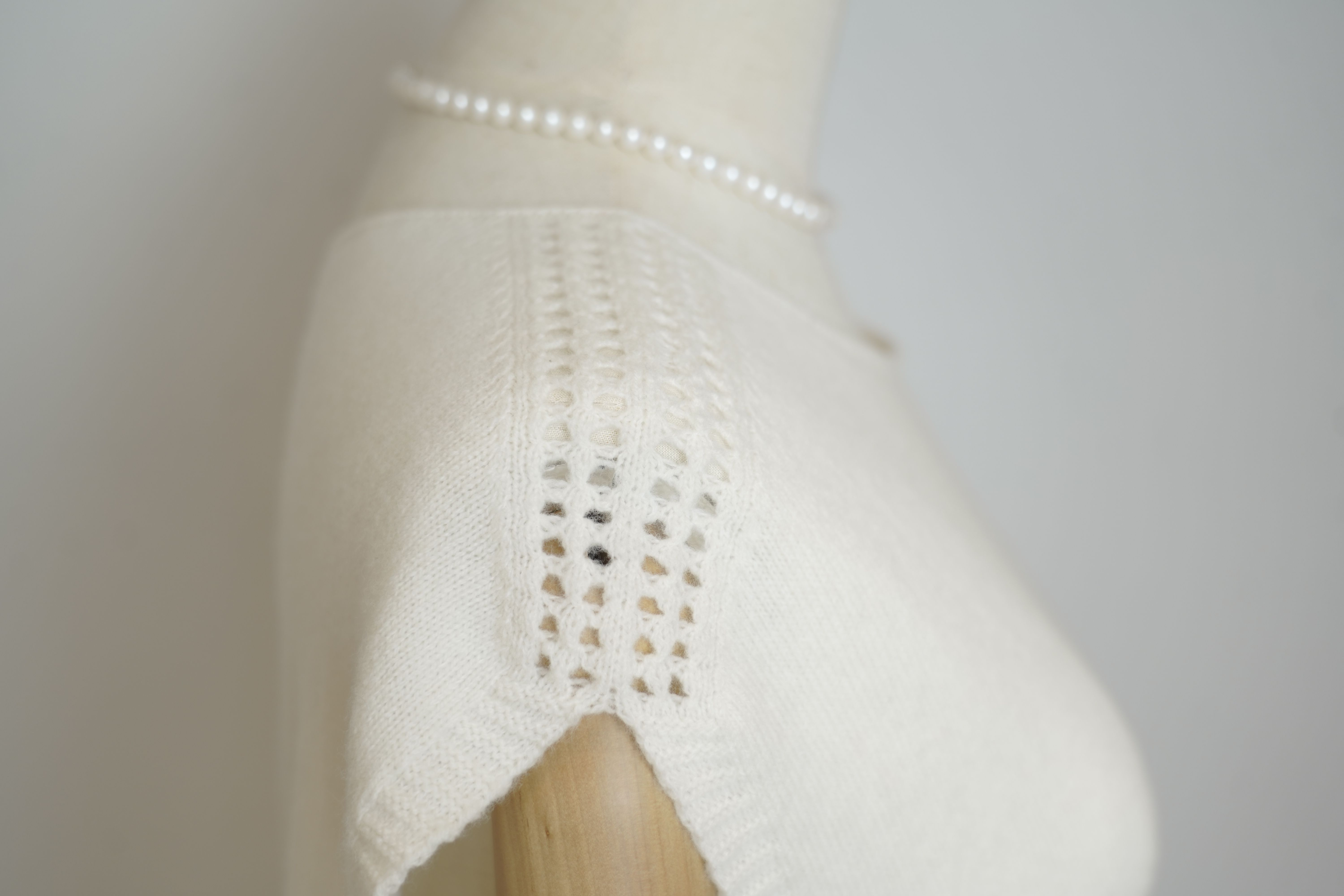 s020Off-White Hollow-Trim Sleeveless Knit Vest