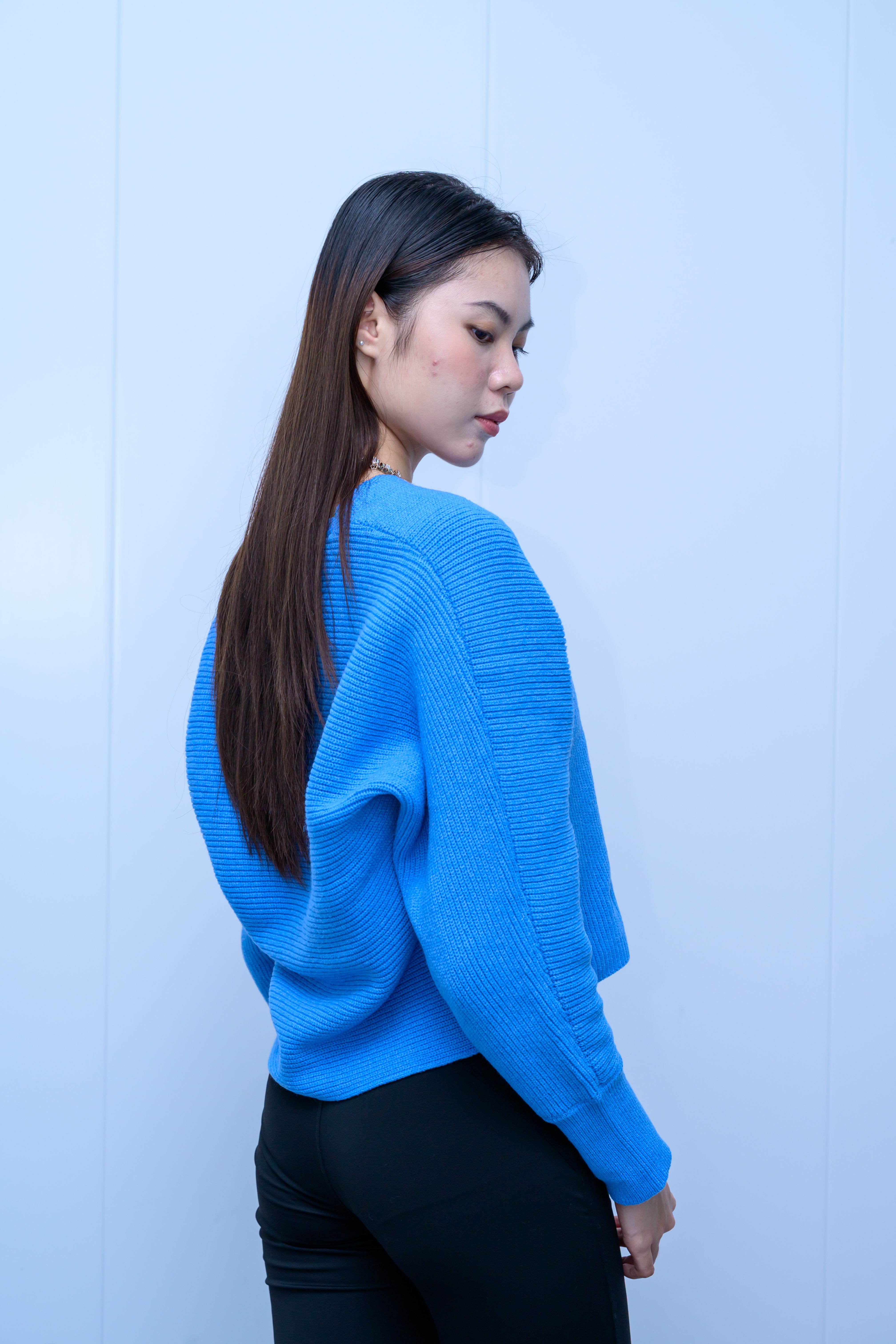 s053Klein Blue V-Neck Vertical Rib Knit Sweater