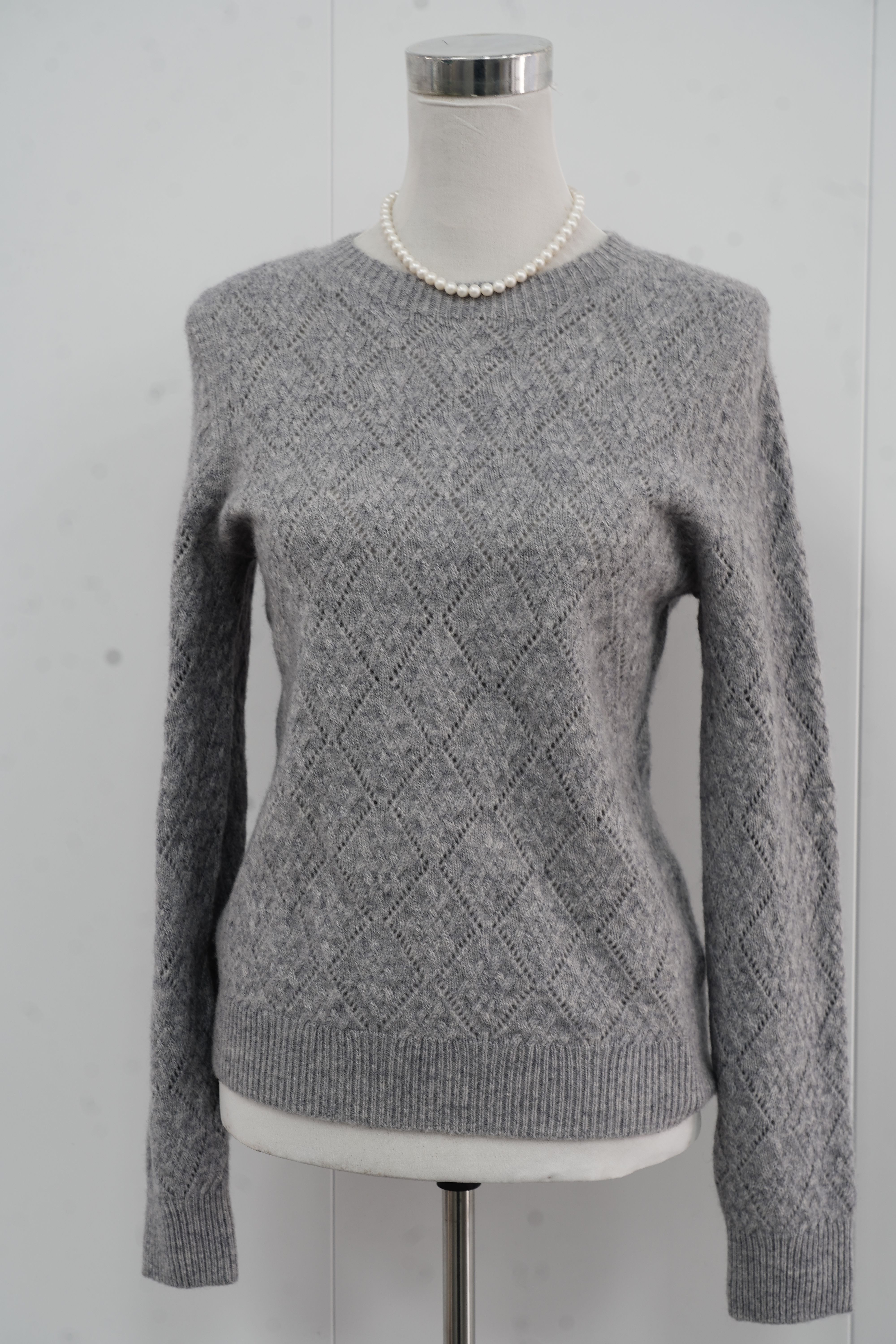 s010Heather Gray Grid Texture Crew Neck Knit Sweater