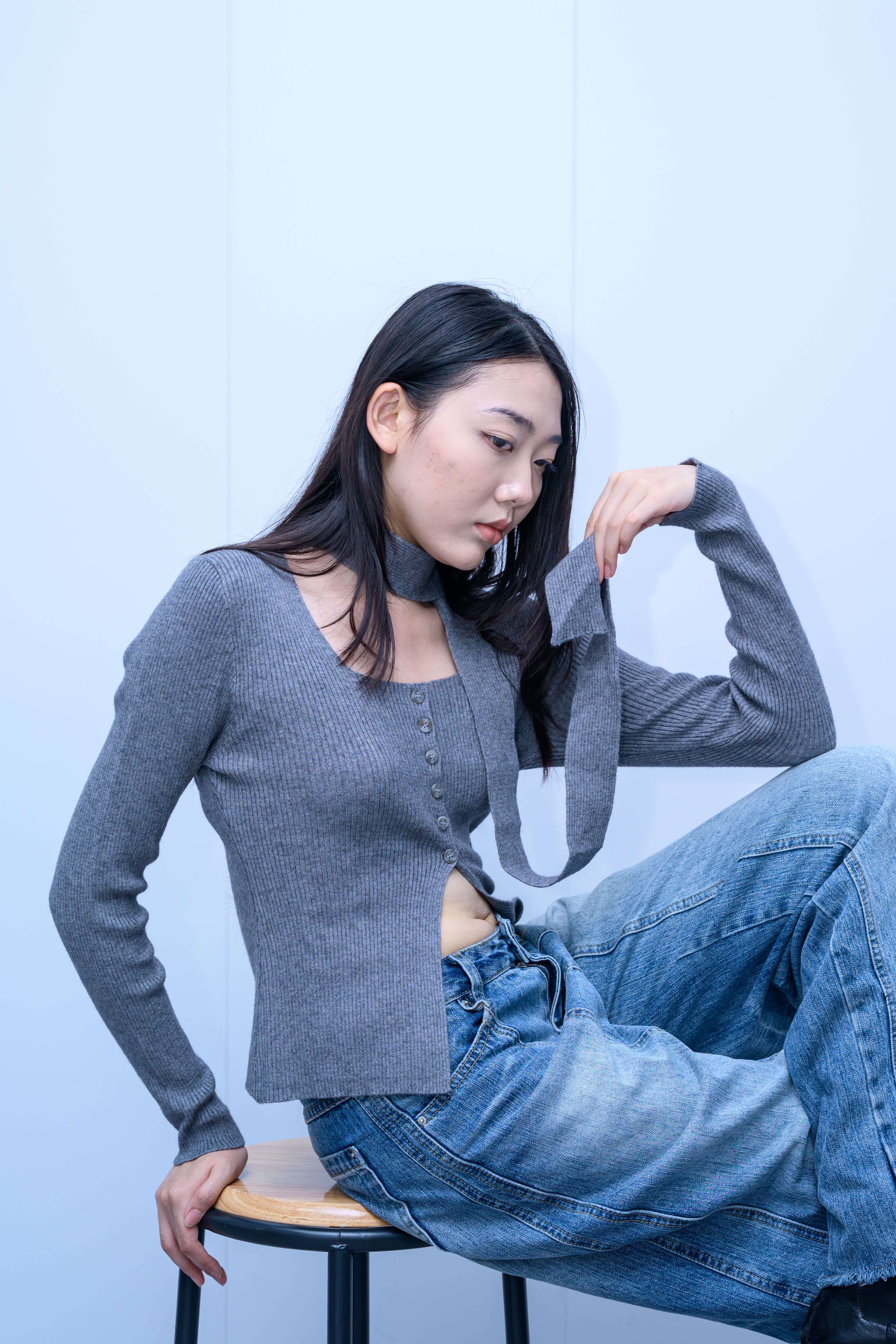 s050Misty Gray Choker Scarf Square Neck Knit Top