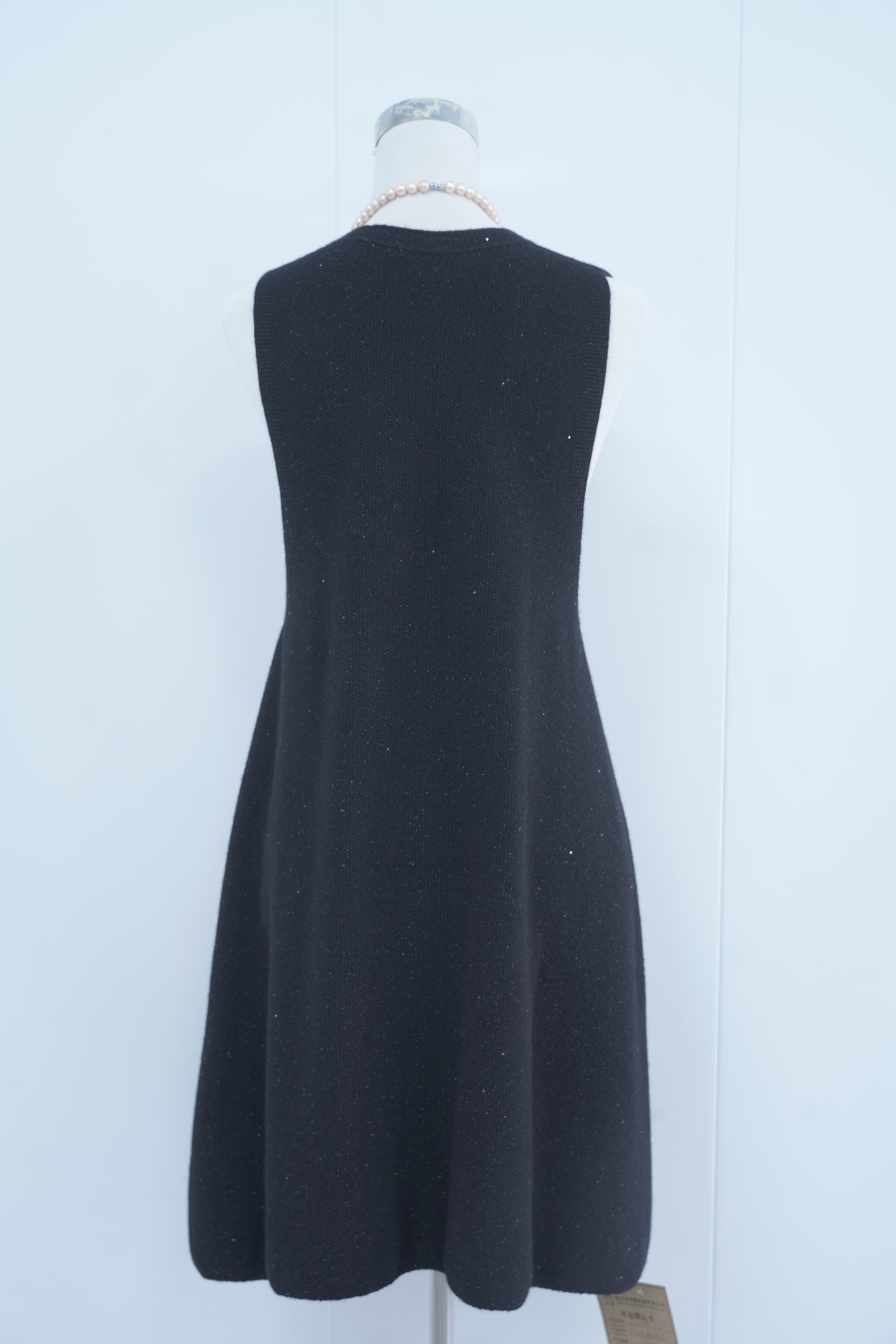 s006Black V-Neck Sleeveless Knitted Dress