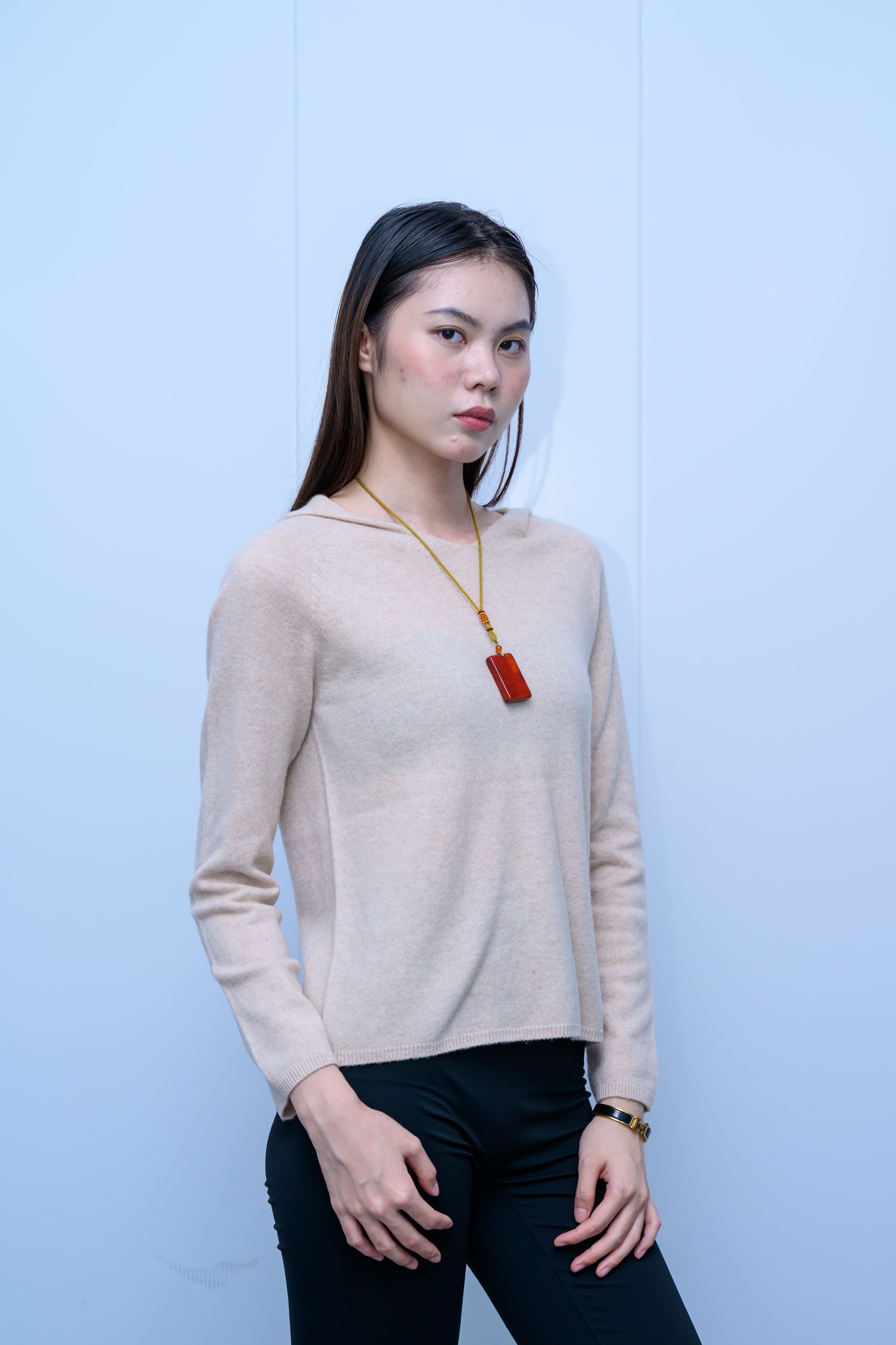 s031Misty Soft Hooded V-Neck Knit Top