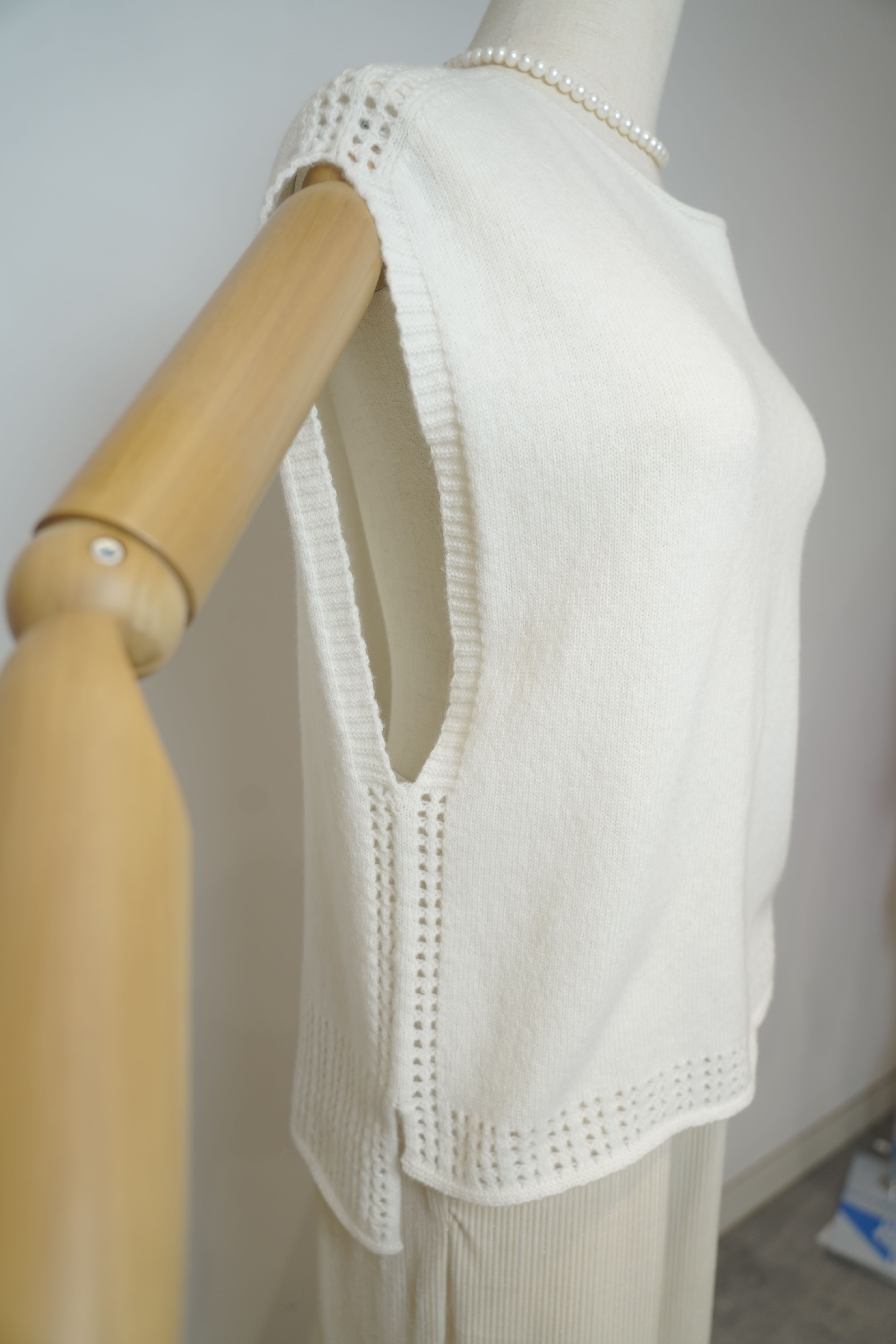 s020Off-White Hollow-Trim Sleeveless Knit Vest