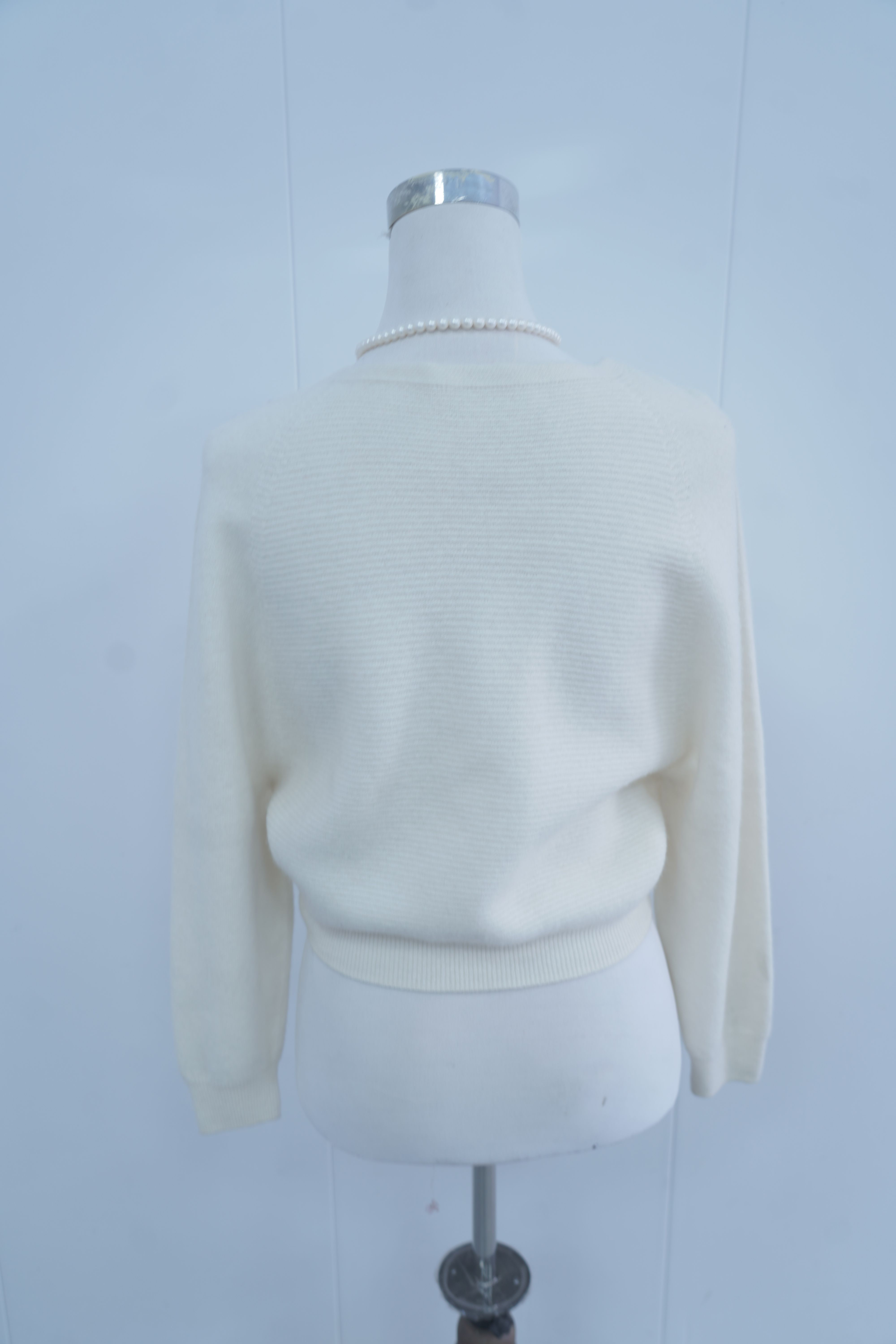 s001Cream White V-Neck Textured Knitted Cardigan