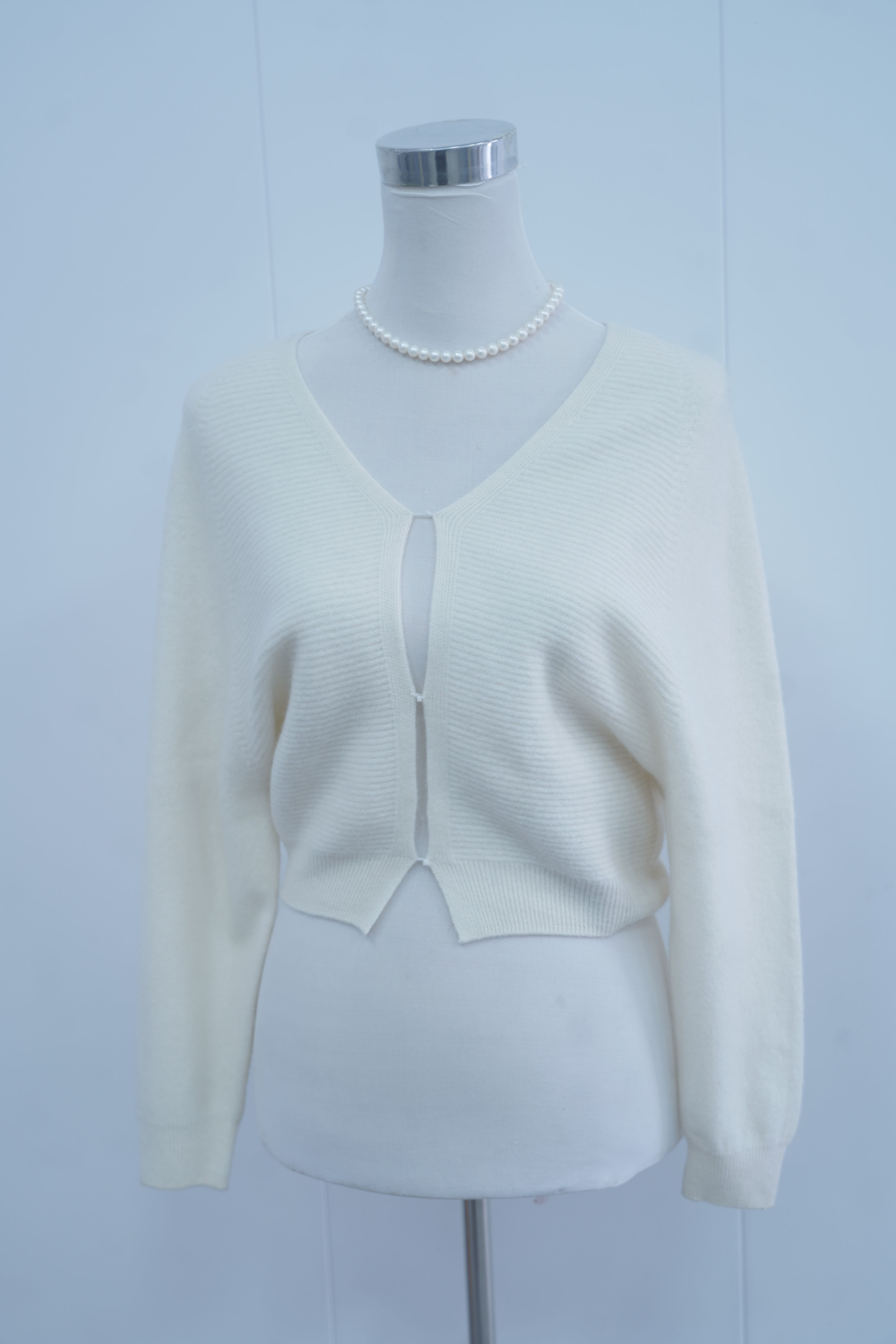 s001Cream White V-Neck Textured Knitted Cardigan