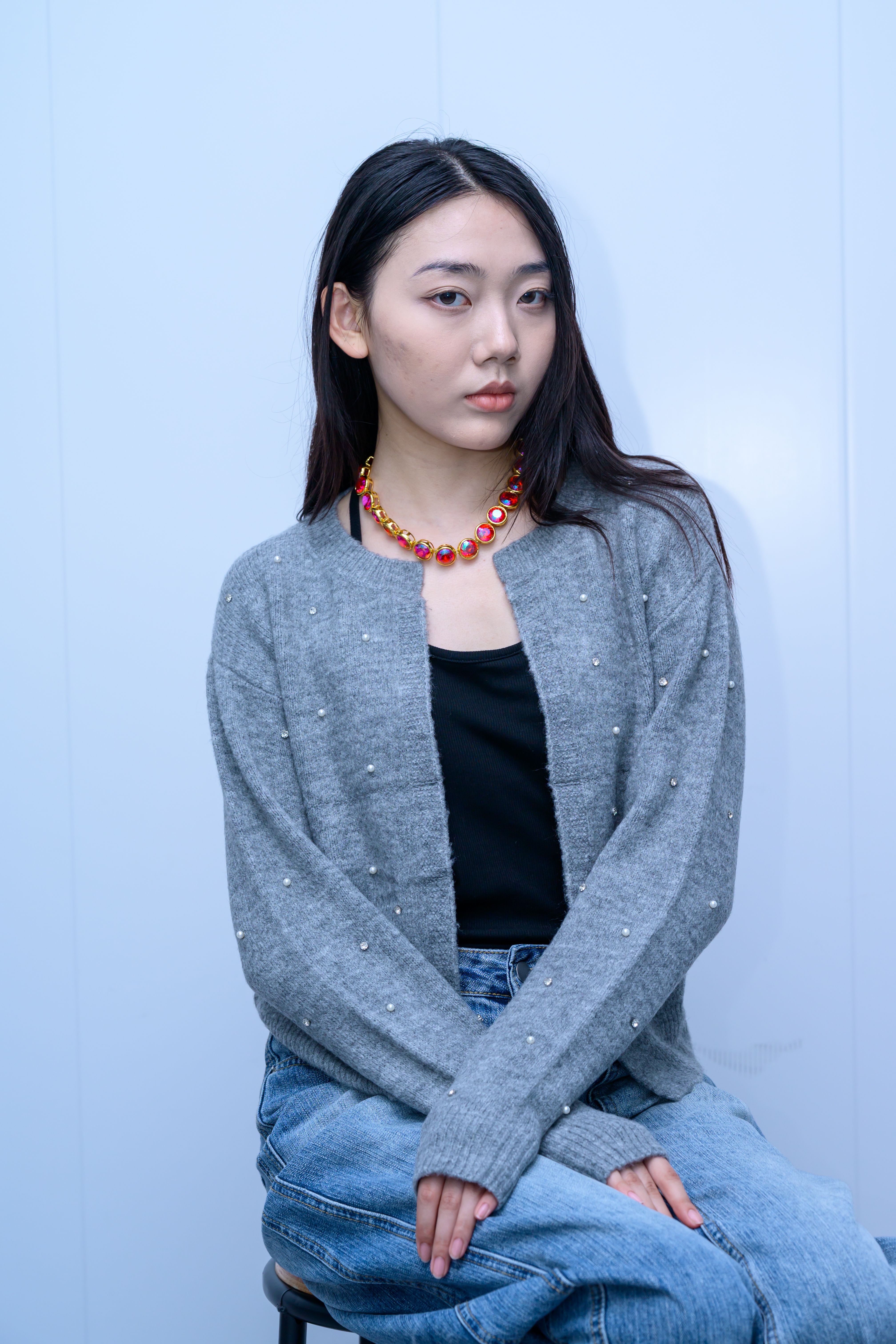 s052Misty Gray Pearl-Embellished Crew Neck Knit Cardigan