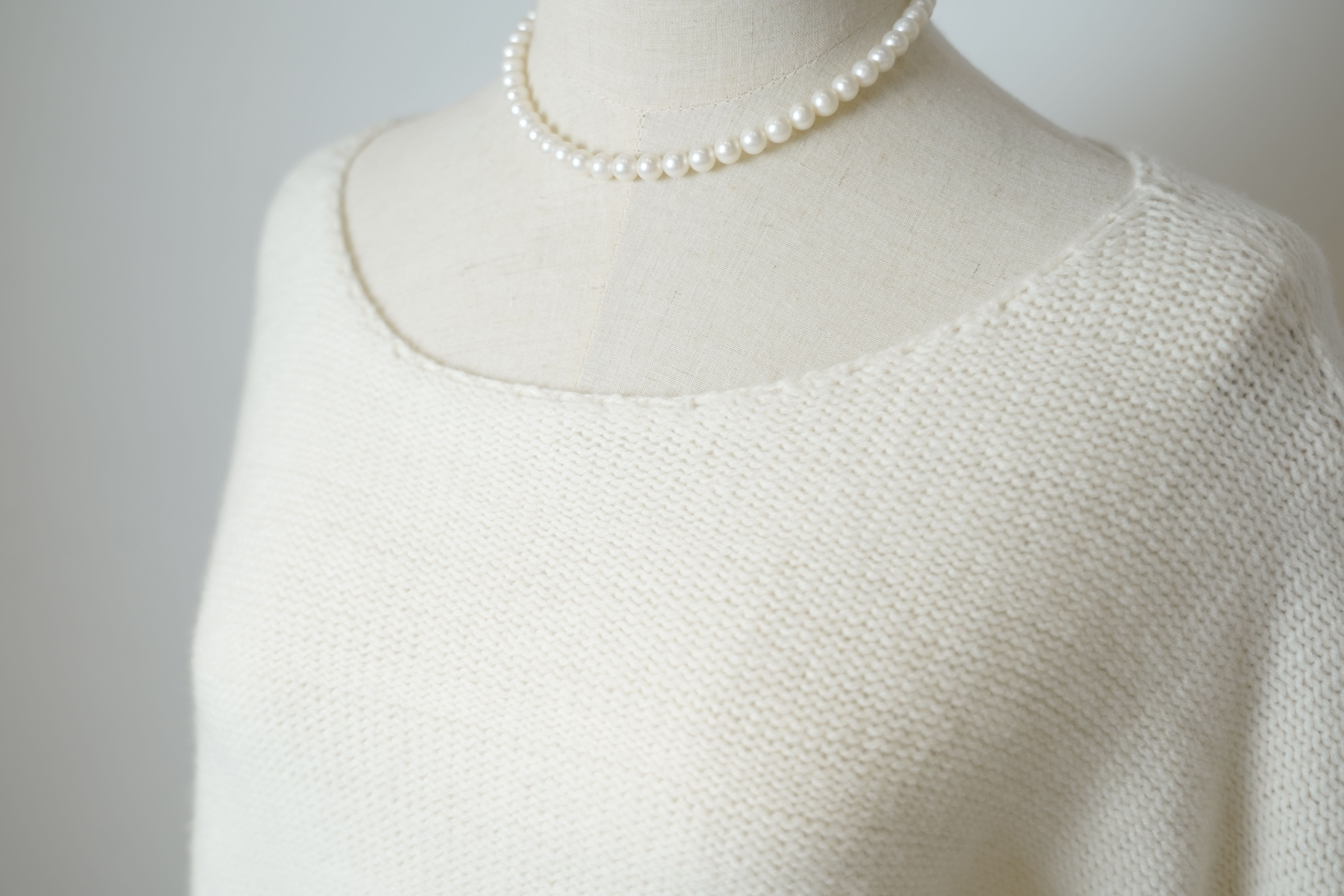 s025Off-White Airy Crew Neck Knit Sweater