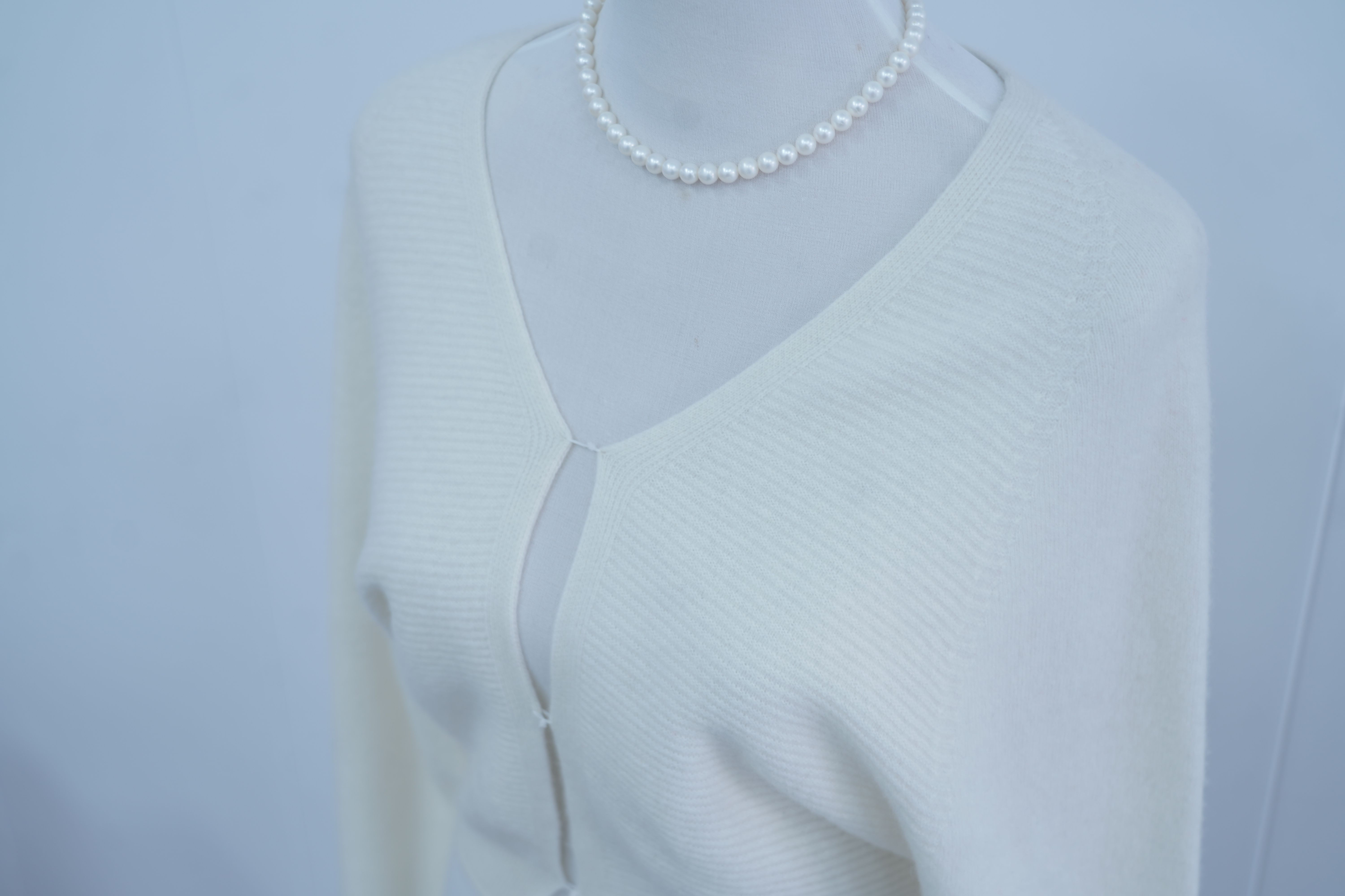 s001Cream White V-Neck Textured Knitted Cardigan