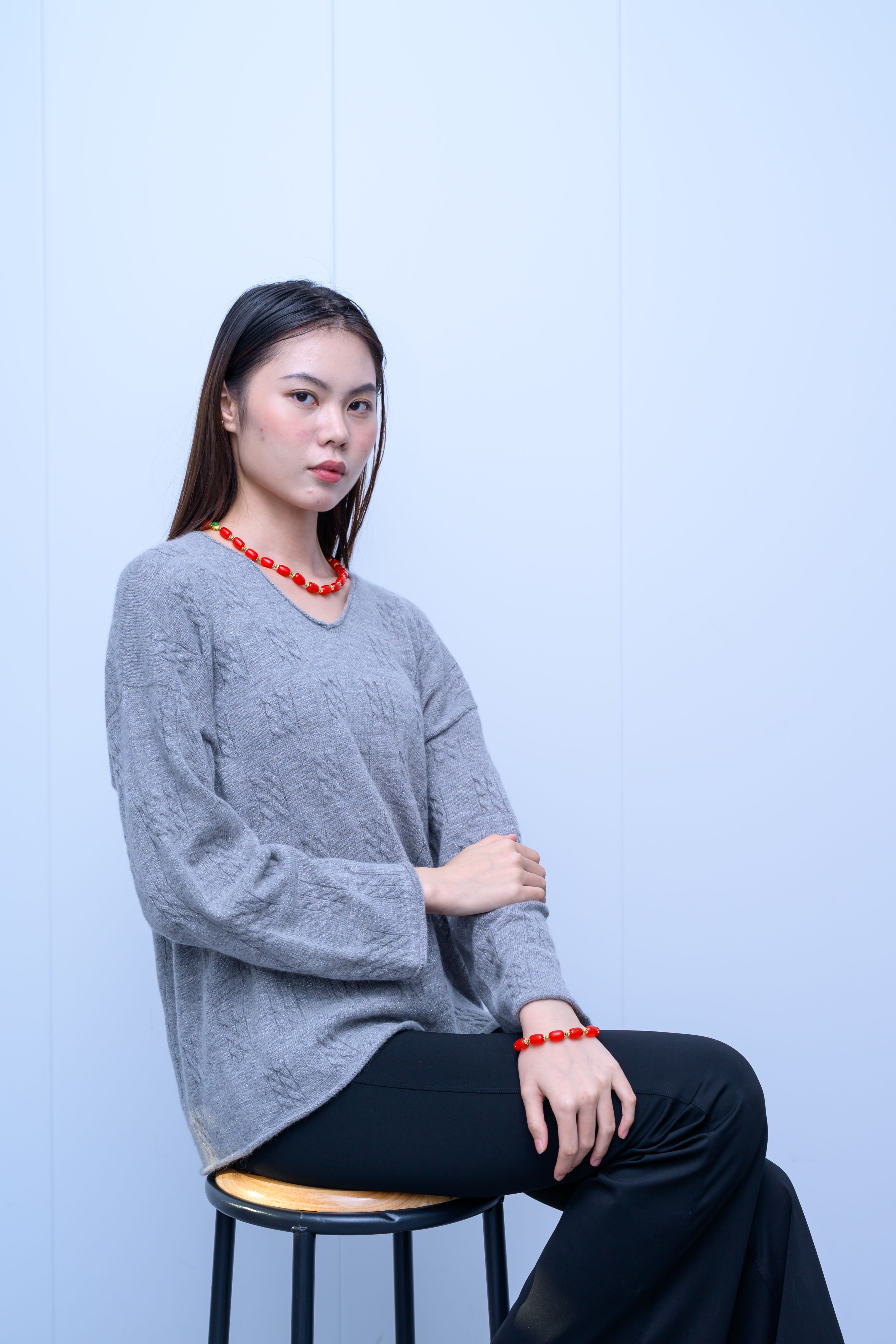 s042Misty Gray Textured V-Neck Relaxed Knit Sweater