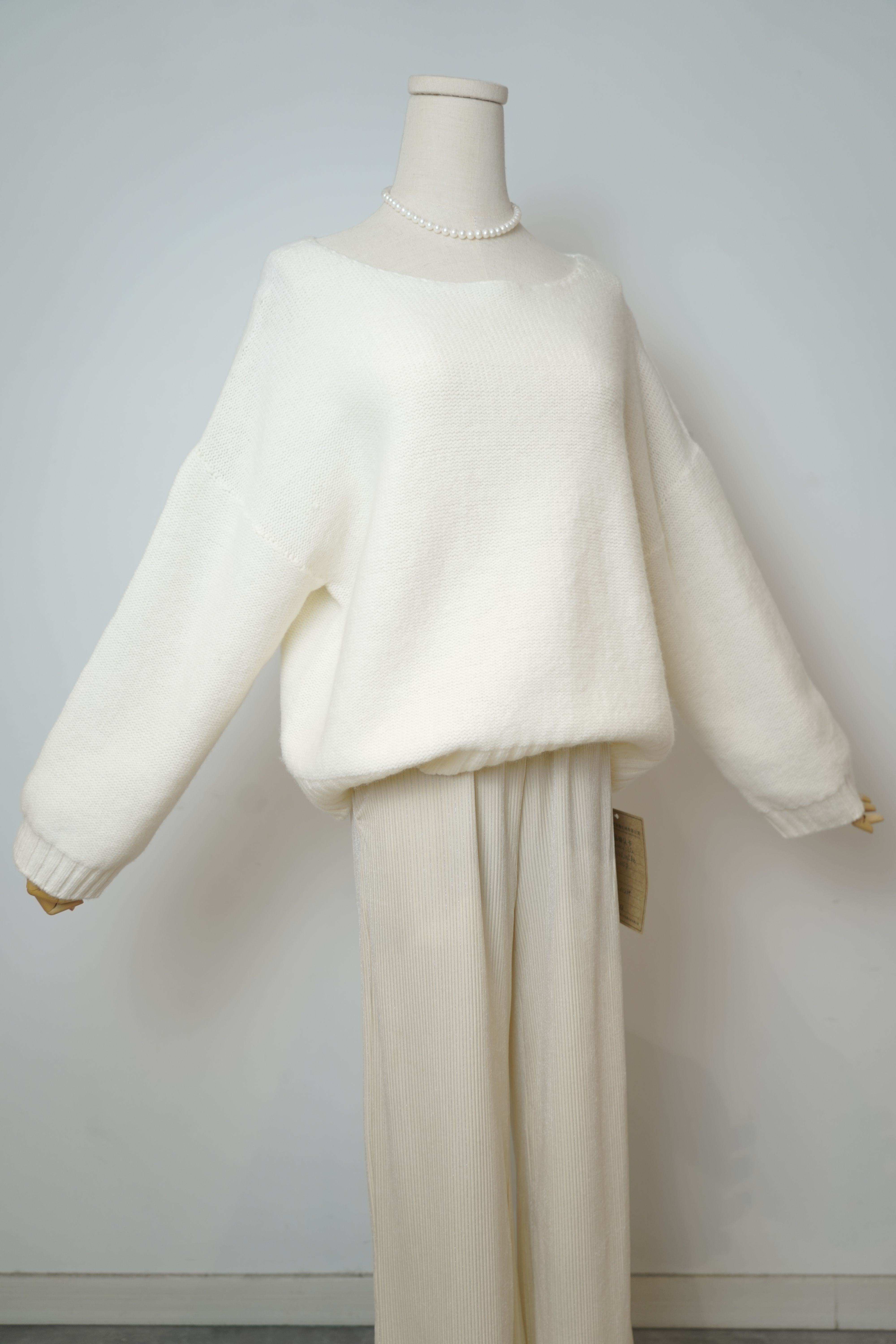 s025Off-White Airy Crew Neck Knit Sweater