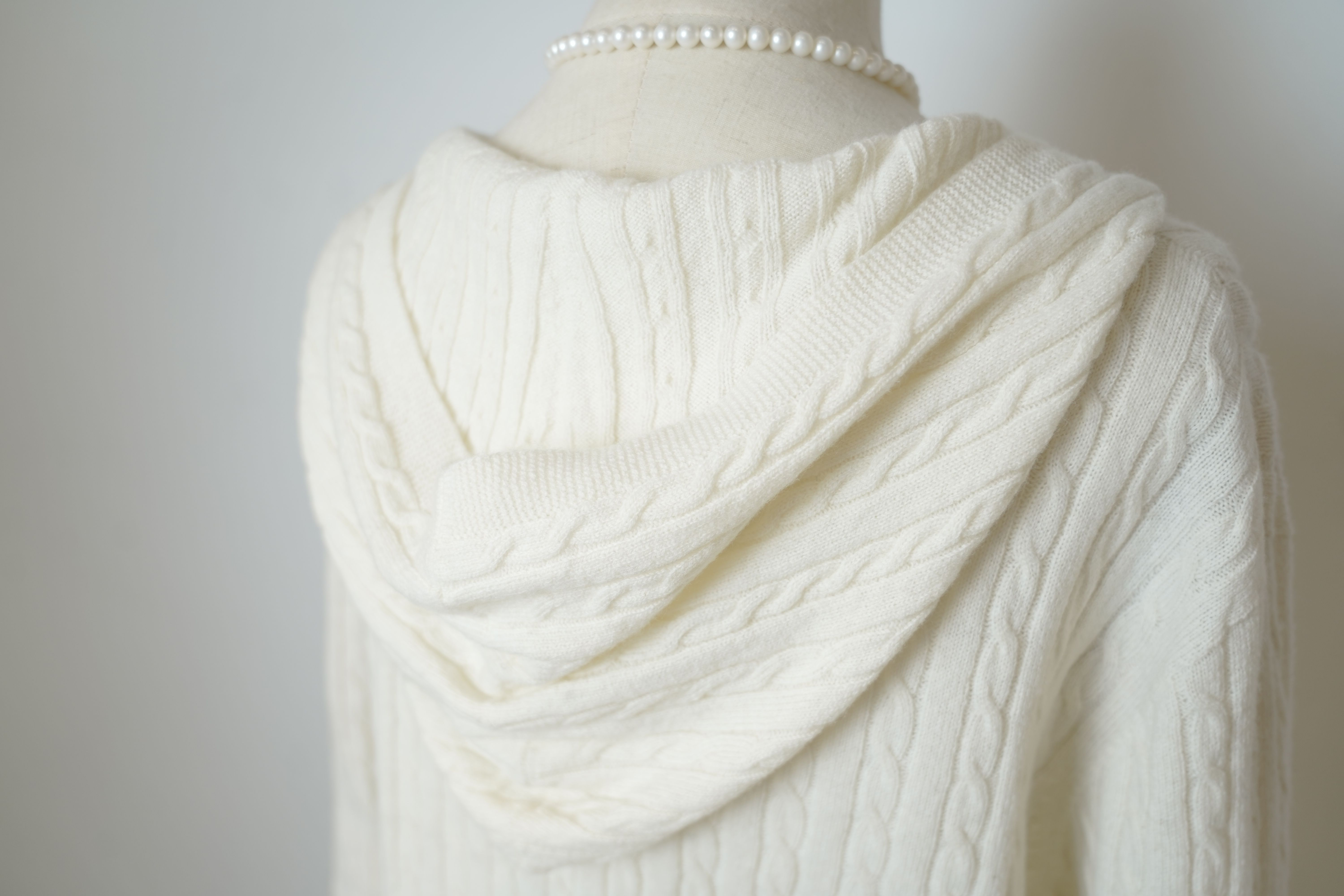 s022Off-White Textured V-Neck Knit Sweater