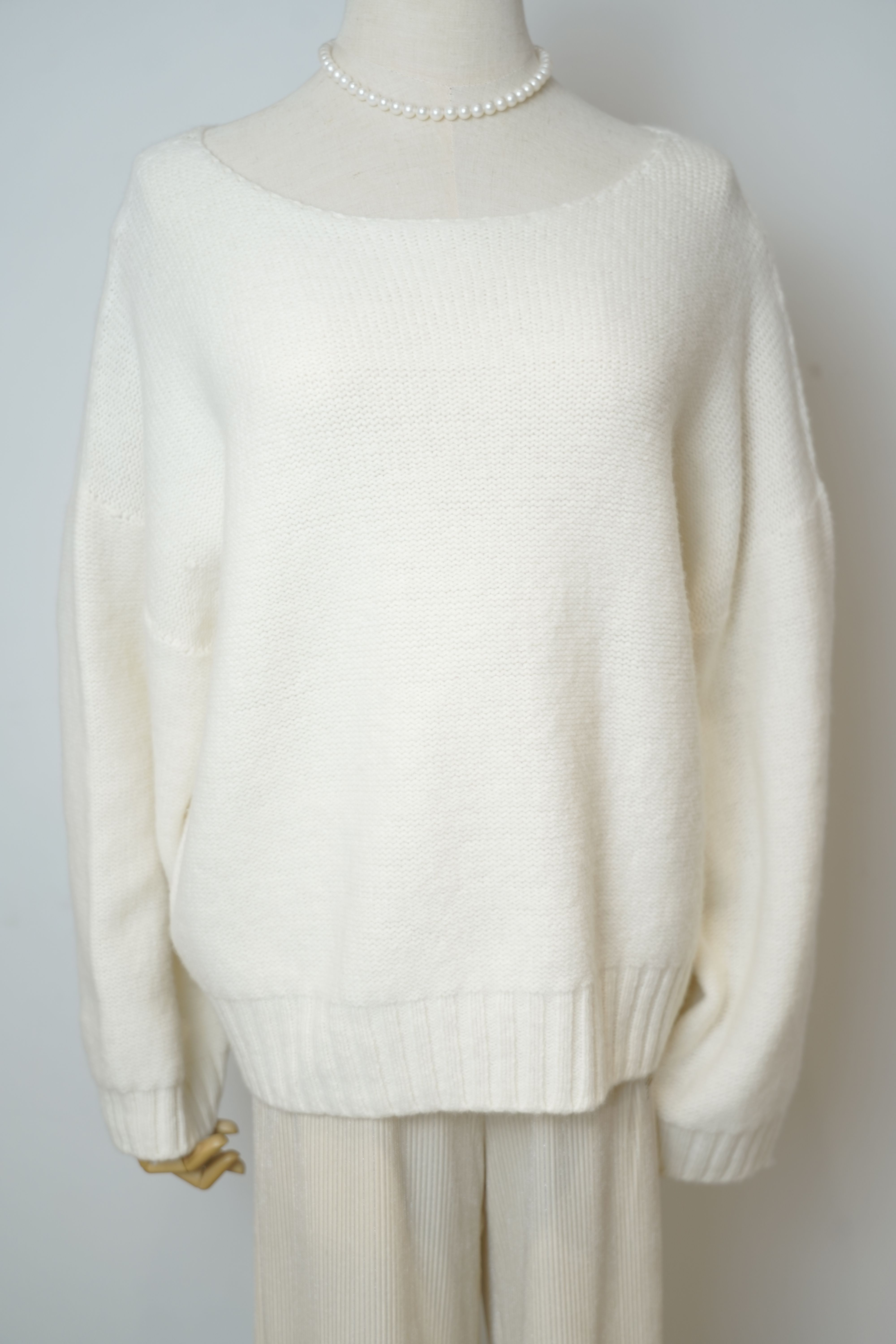 s025Off-White Airy Crew Neck Knit Sweater