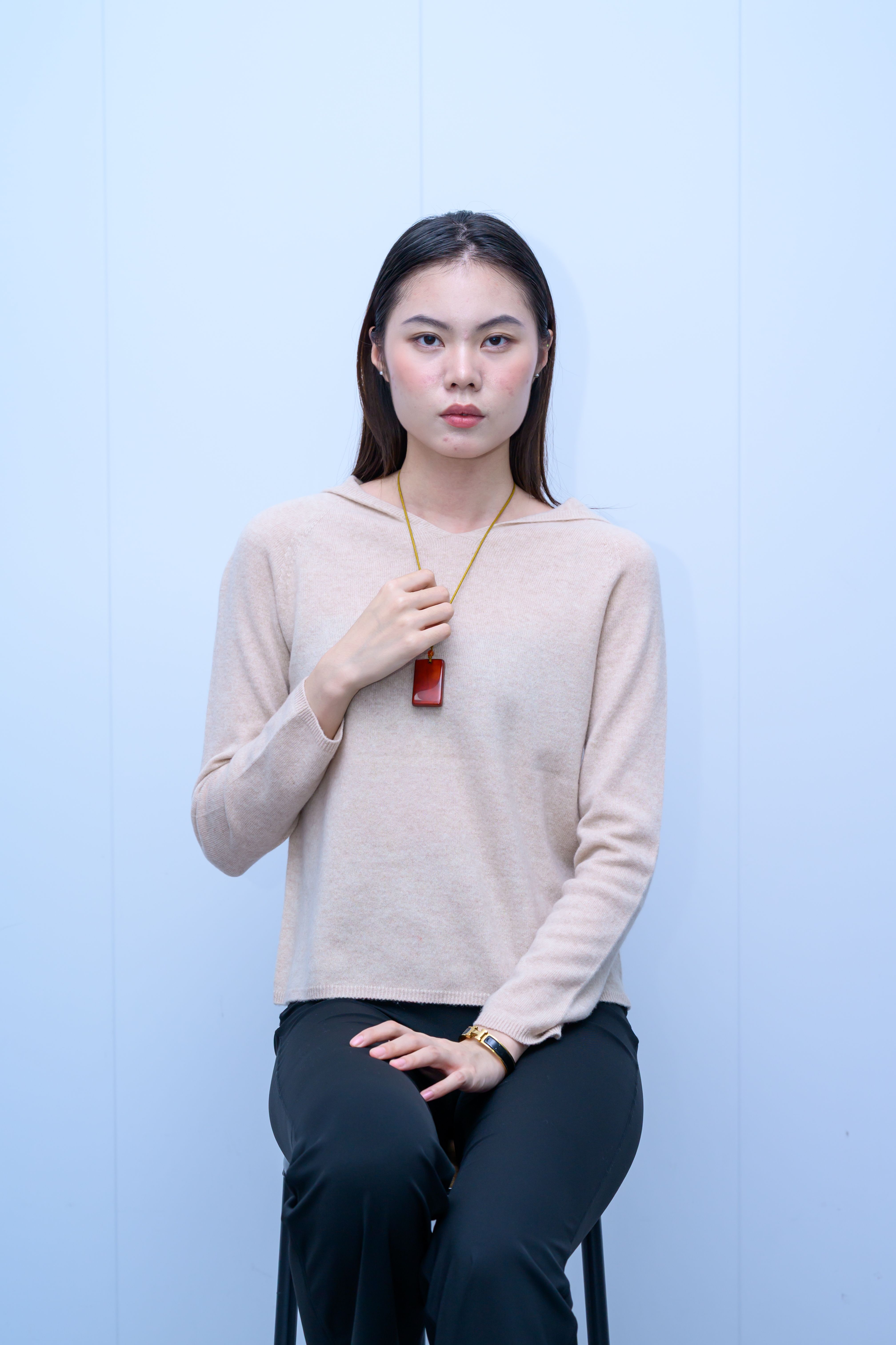 s031Misty Soft Hooded V-Neck Knit Top