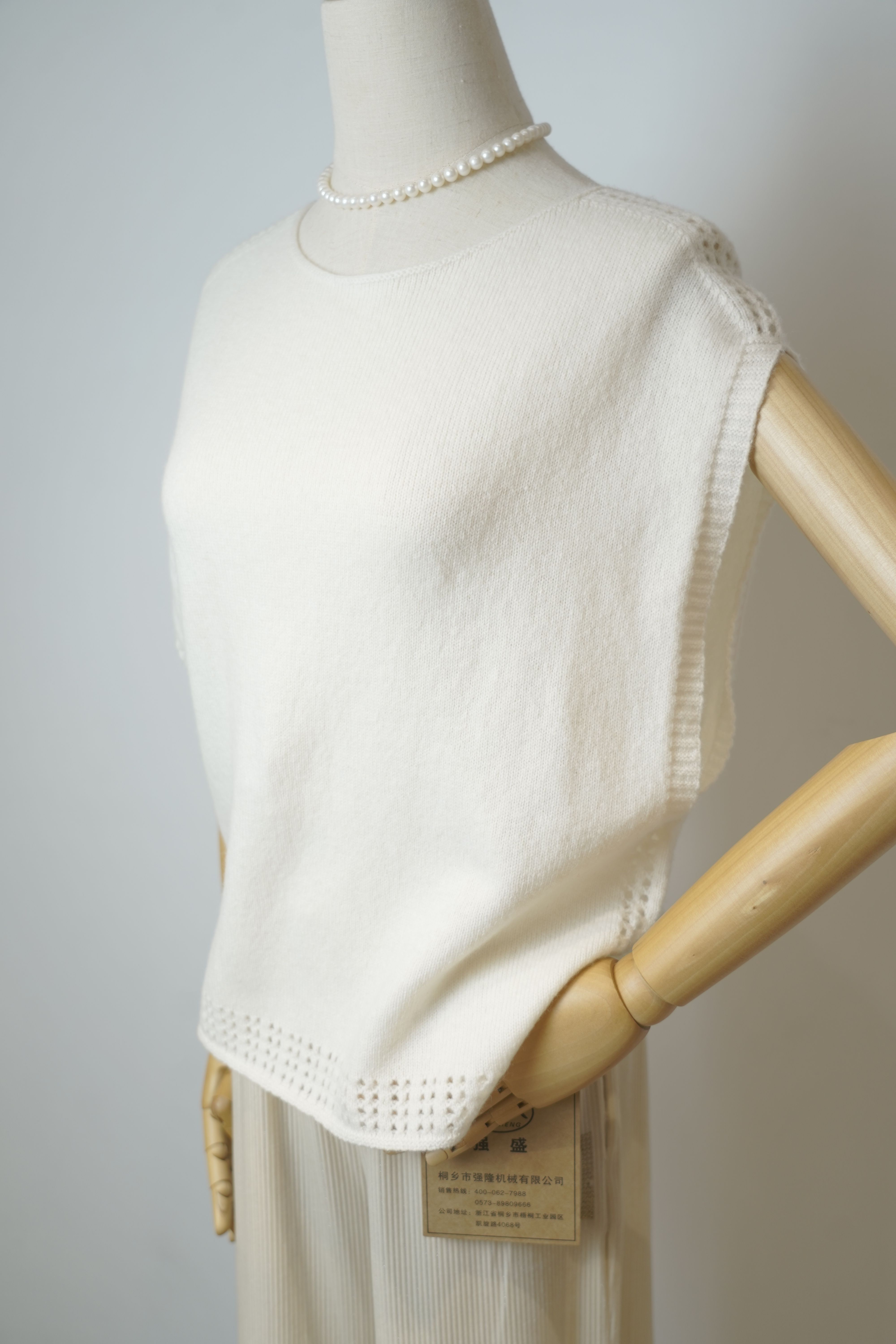 s020Off-White Hollow-Trim Sleeveless Knit Vest