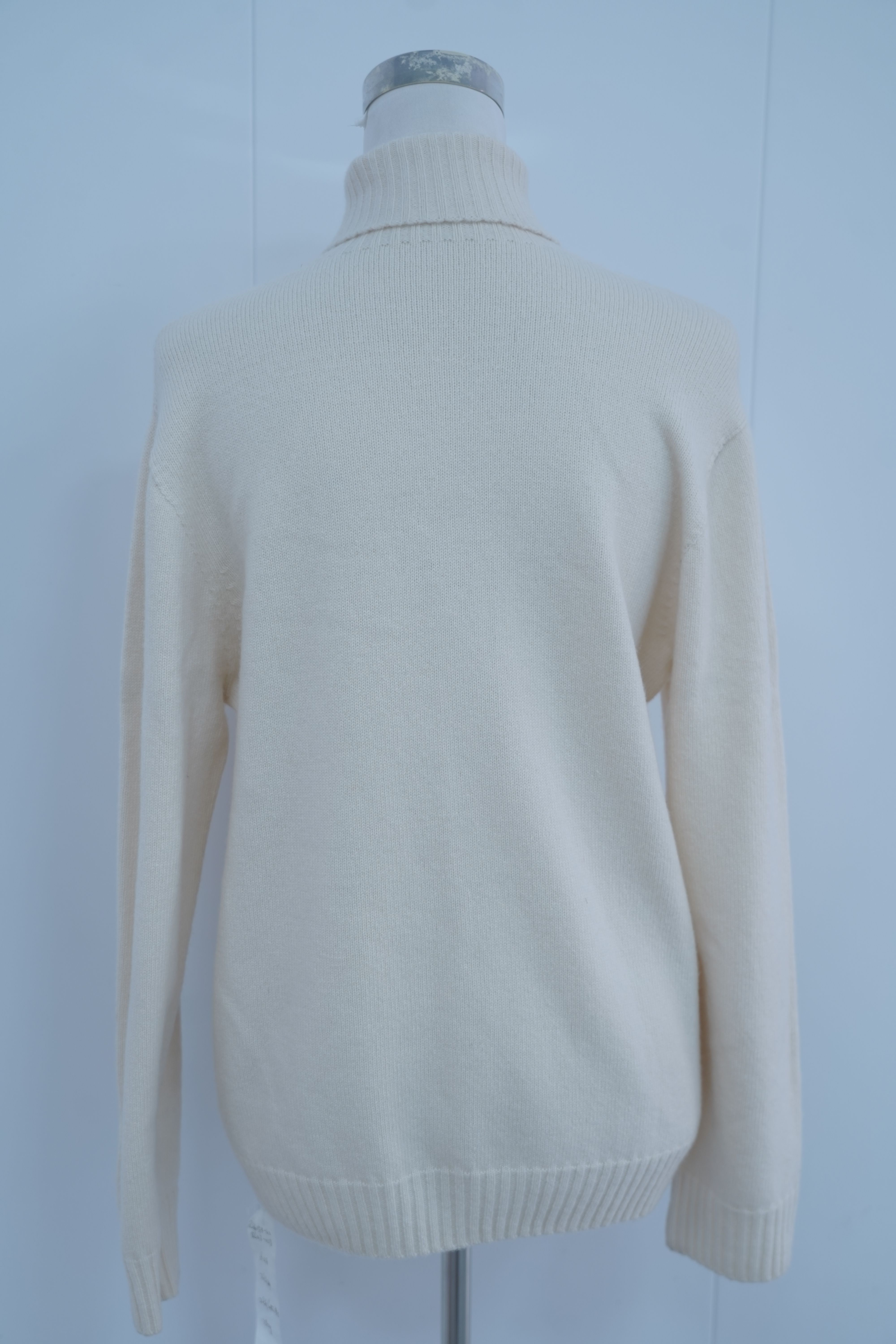 s012Cream White Mock Neck Cable-Knit Sweater