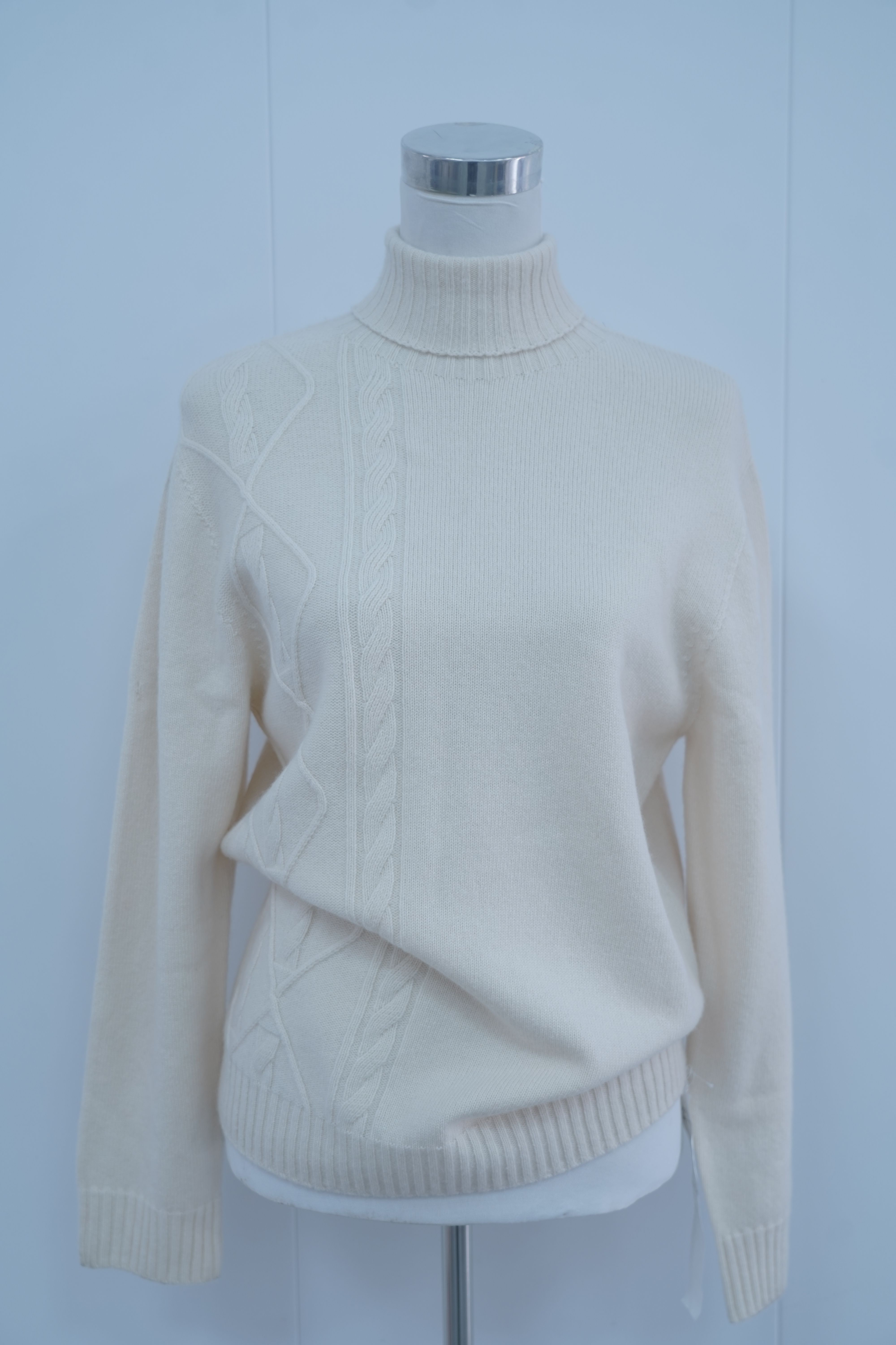 s012Cream White Mock Neck Cable-Knit Sweater