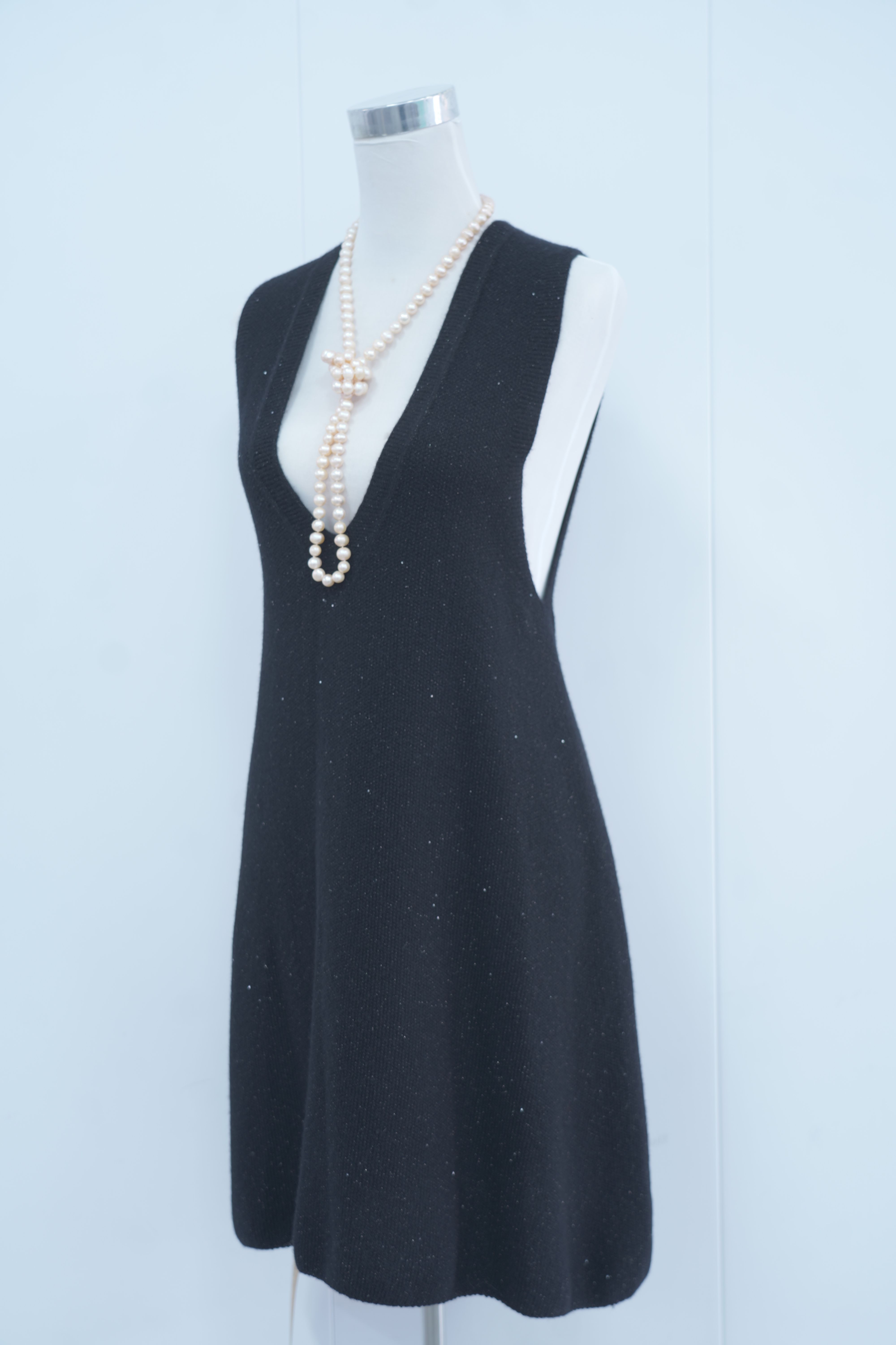 s006Black V-Neck Sleeveless Knitted Dress
