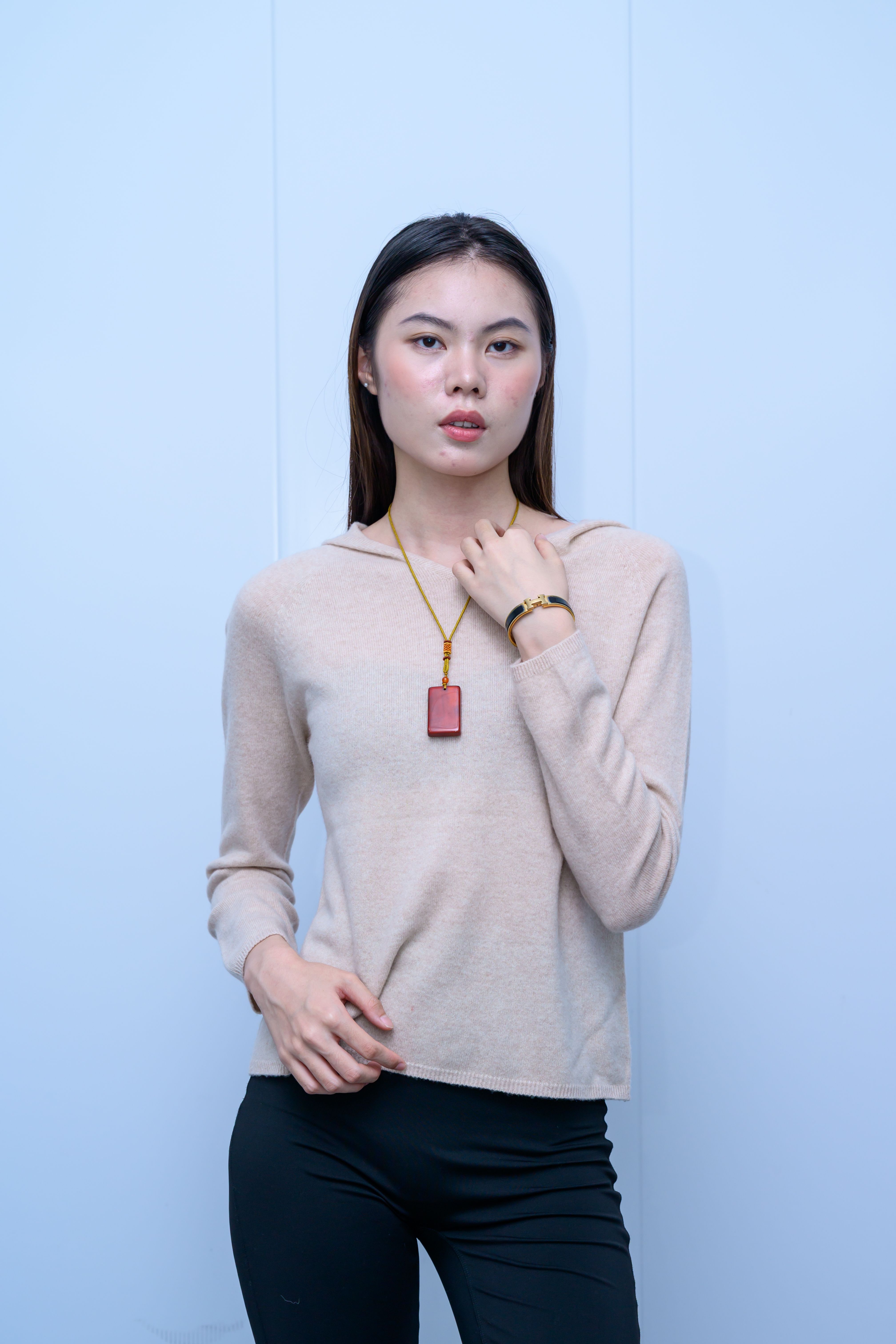 s031Misty Soft Hooded V-Neck Knit Top