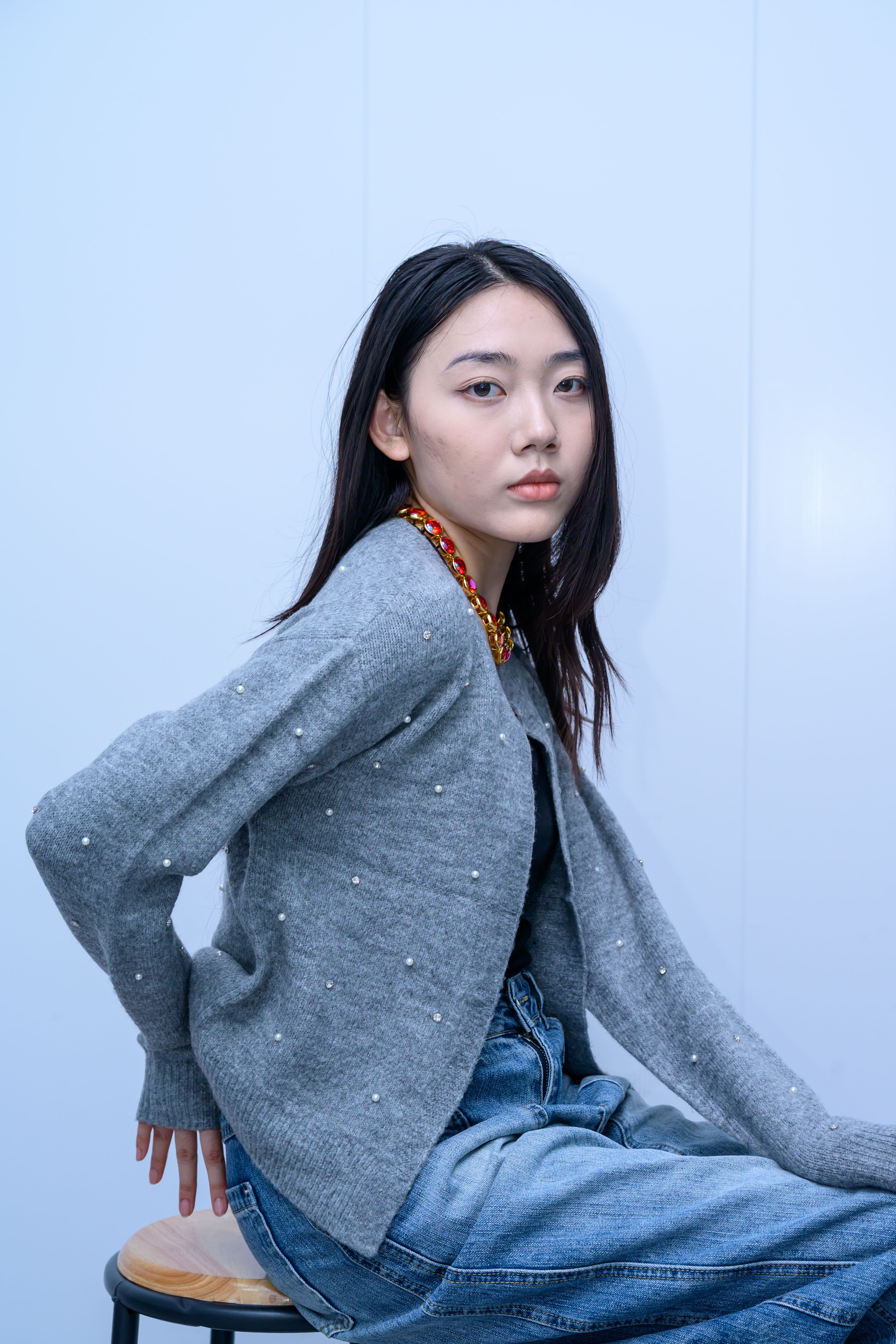 s052Misty Gray Pearl-Embellished Crew Neck Knit Cardigan