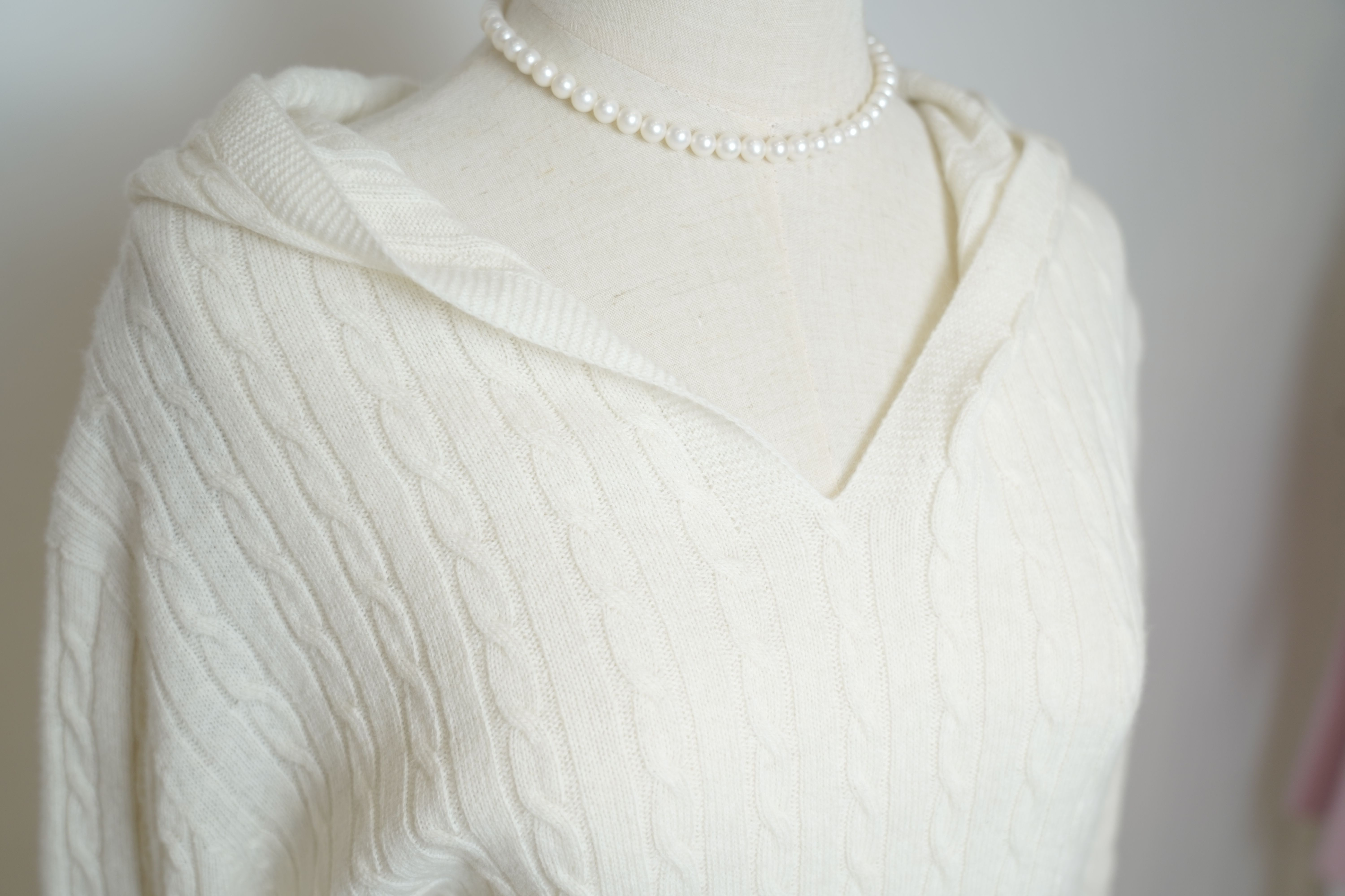 s022Off-White Textured V-Neck Knit Sweater