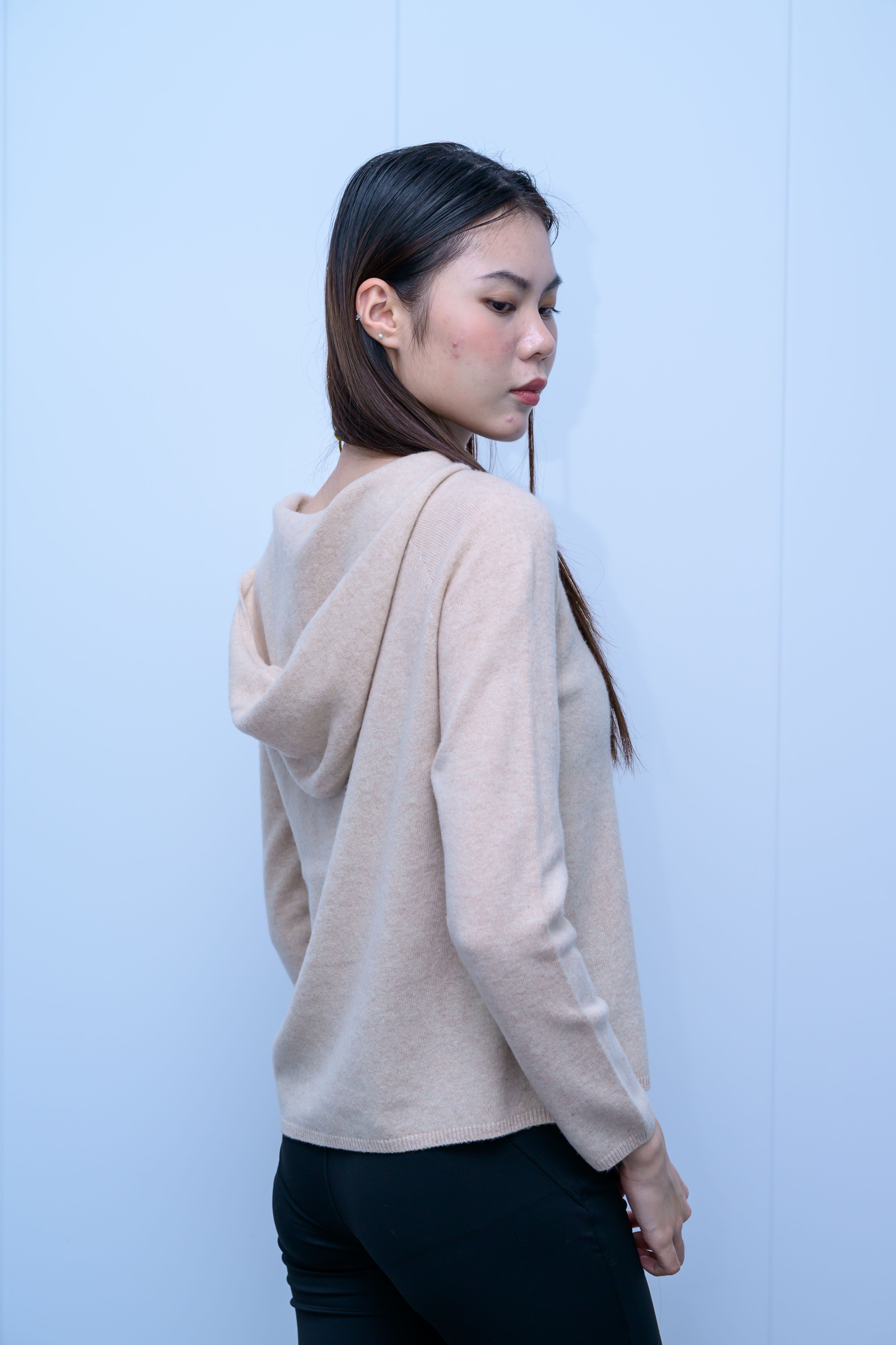 s031Misty Soft Hooded V-Neck Knit Top