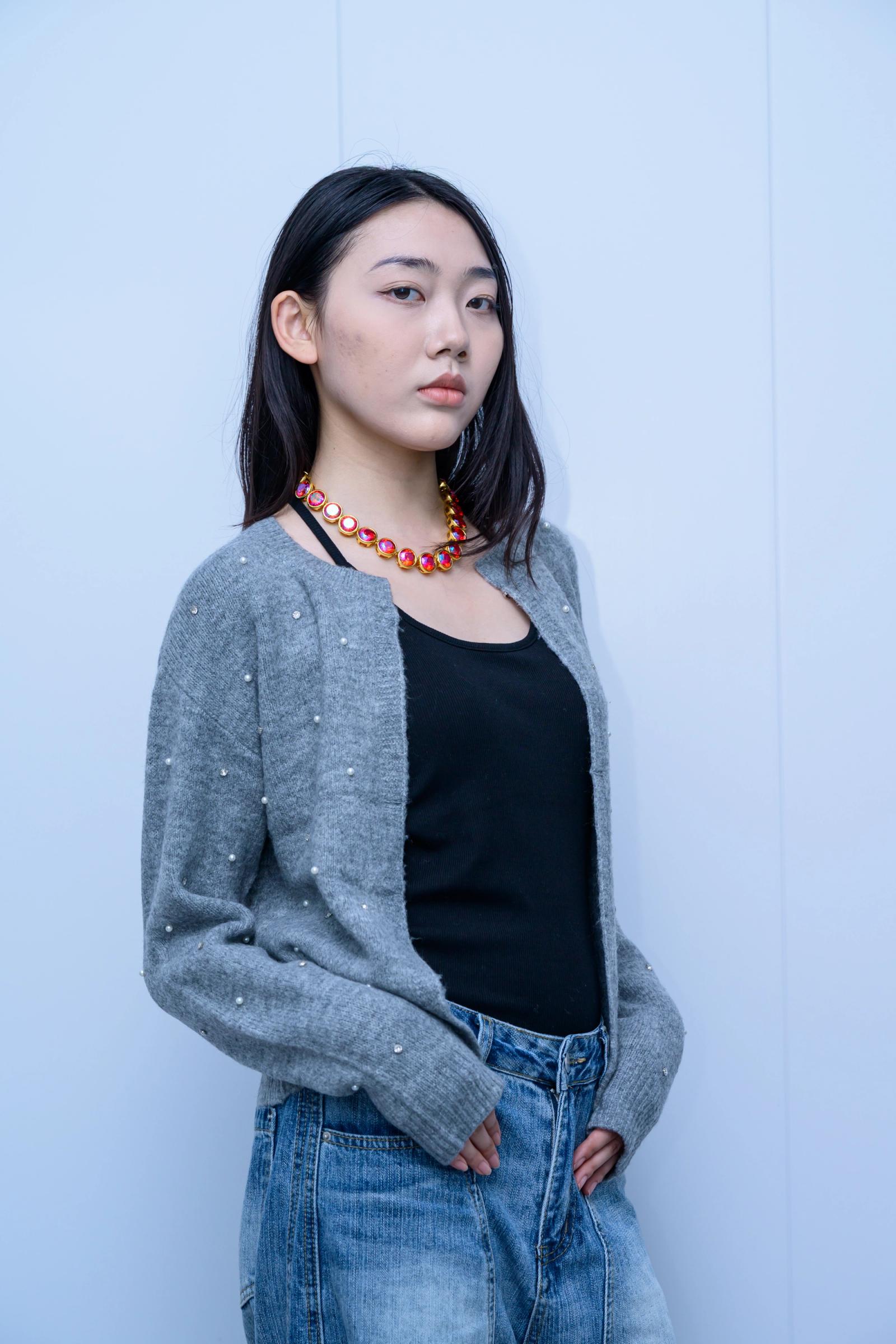 s052Misty Gray Pearl-Embellished Crew Neck Knit Cardigan