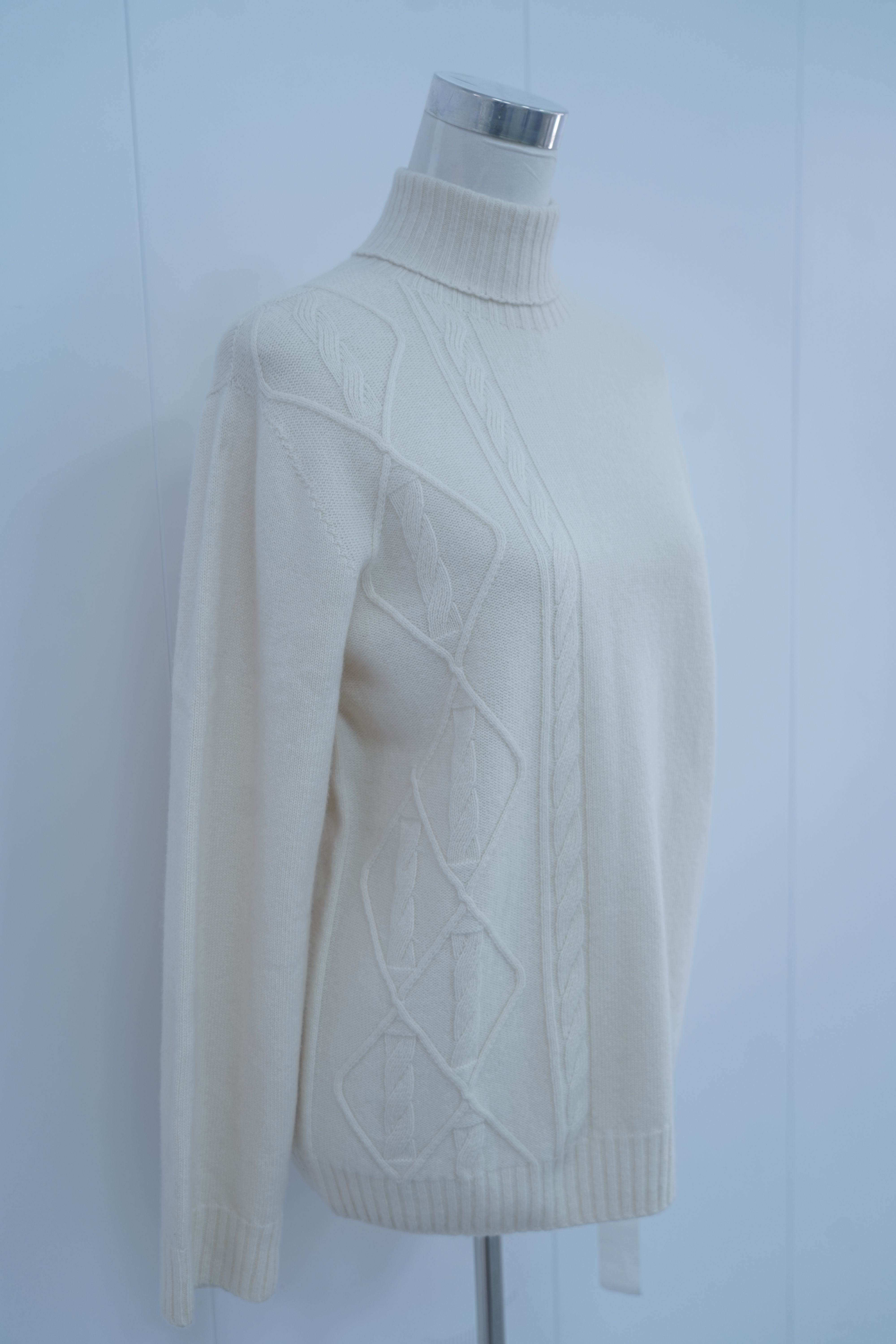 s012Cream White Mock Neck Cable-Knit Sweater
