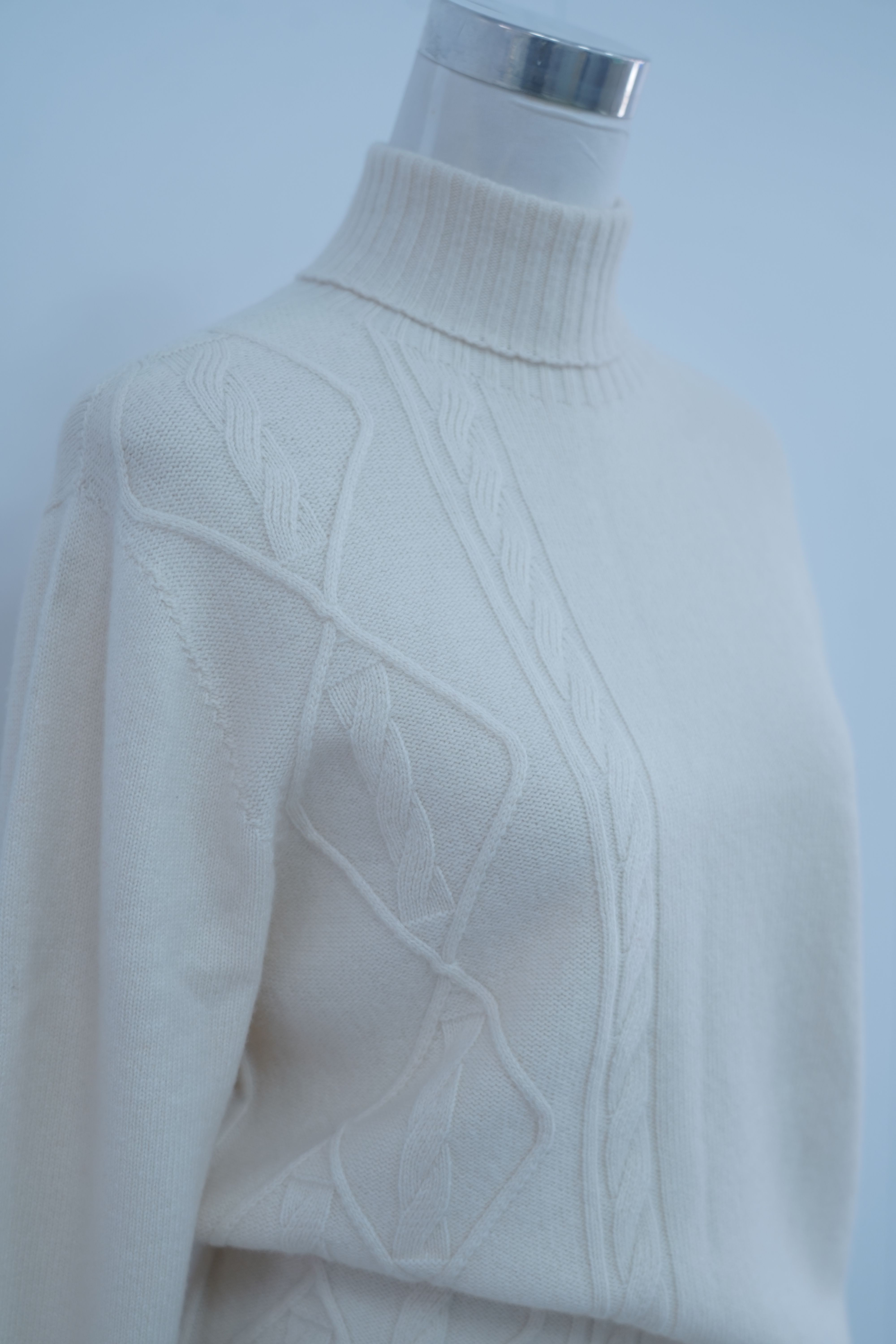 s012Cream White Mock Neck Cable-Knit Sweater