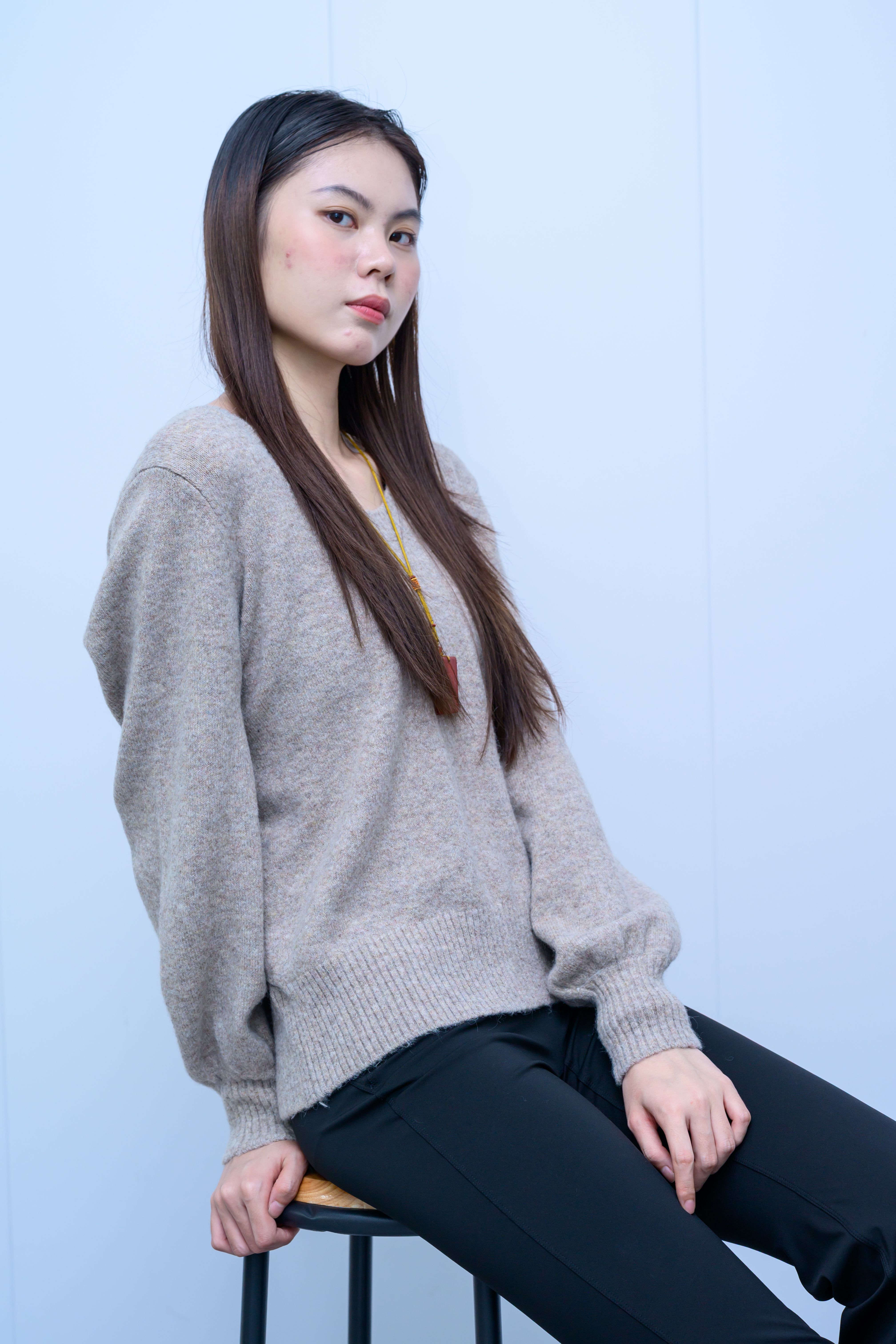 s038Misty Light Gray V-Neck Relaxed Knit Top