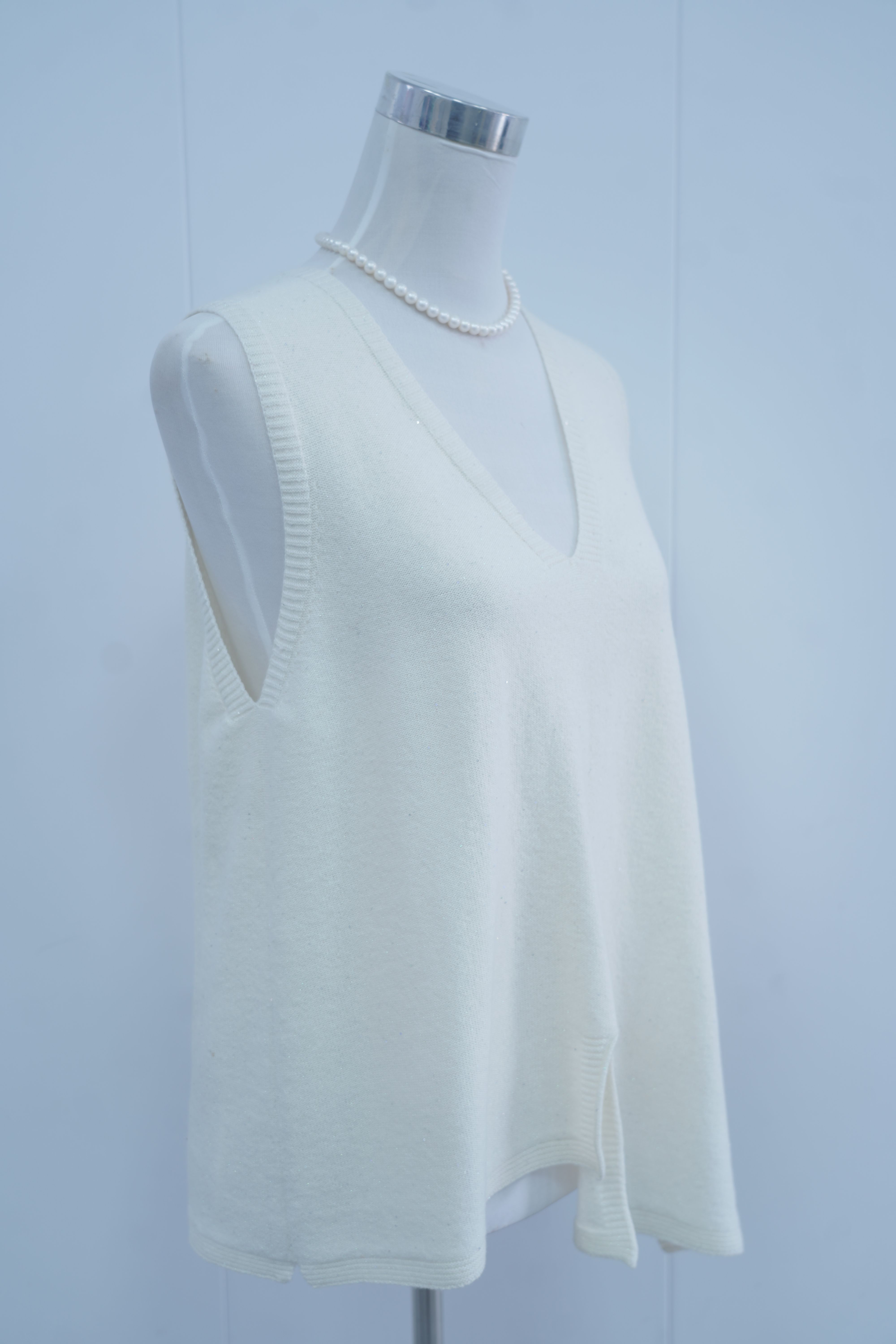 s002Cream White V-Neck Split-Side Knitted Vest