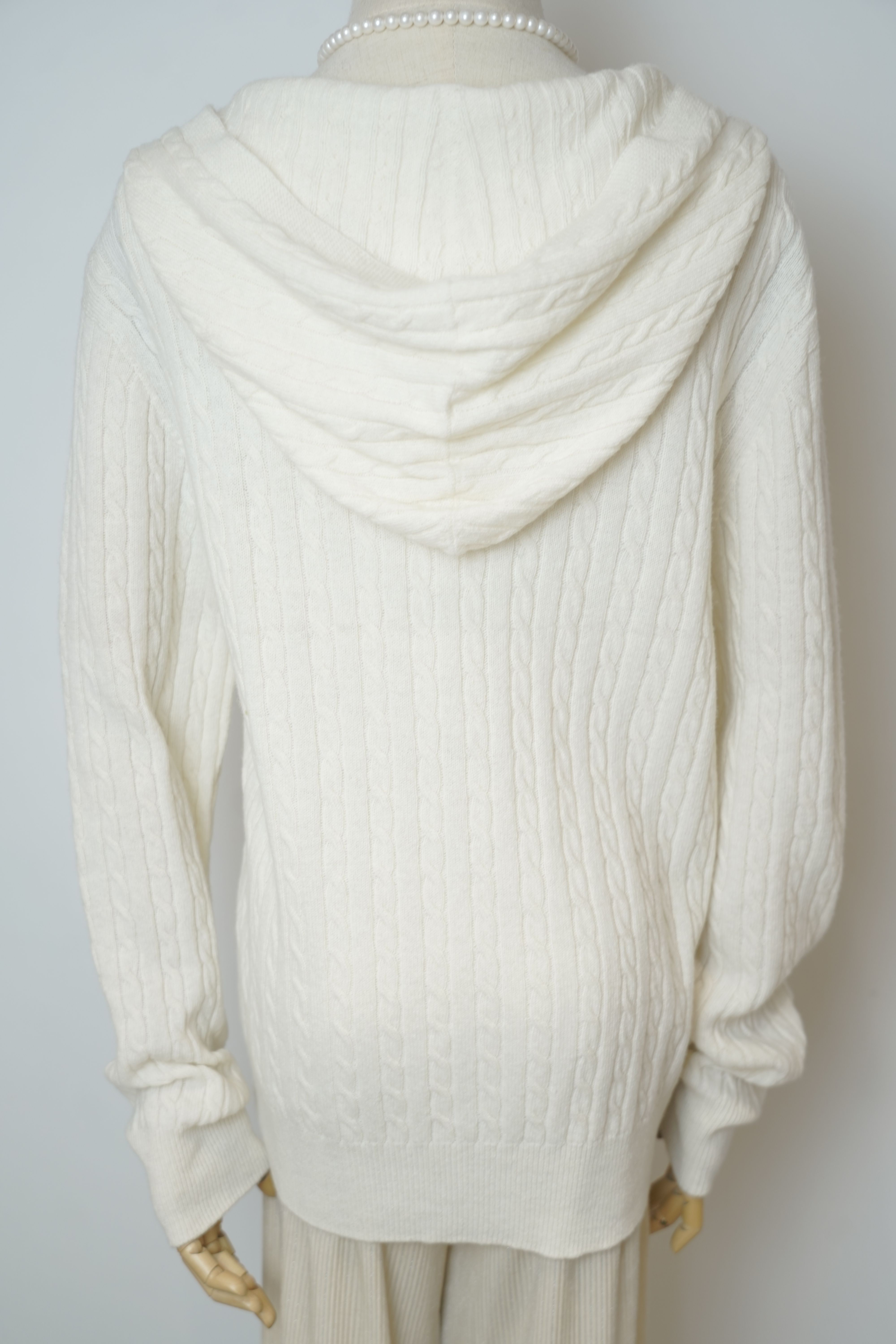s022Off-White Textured V-Neck Knit Sweater