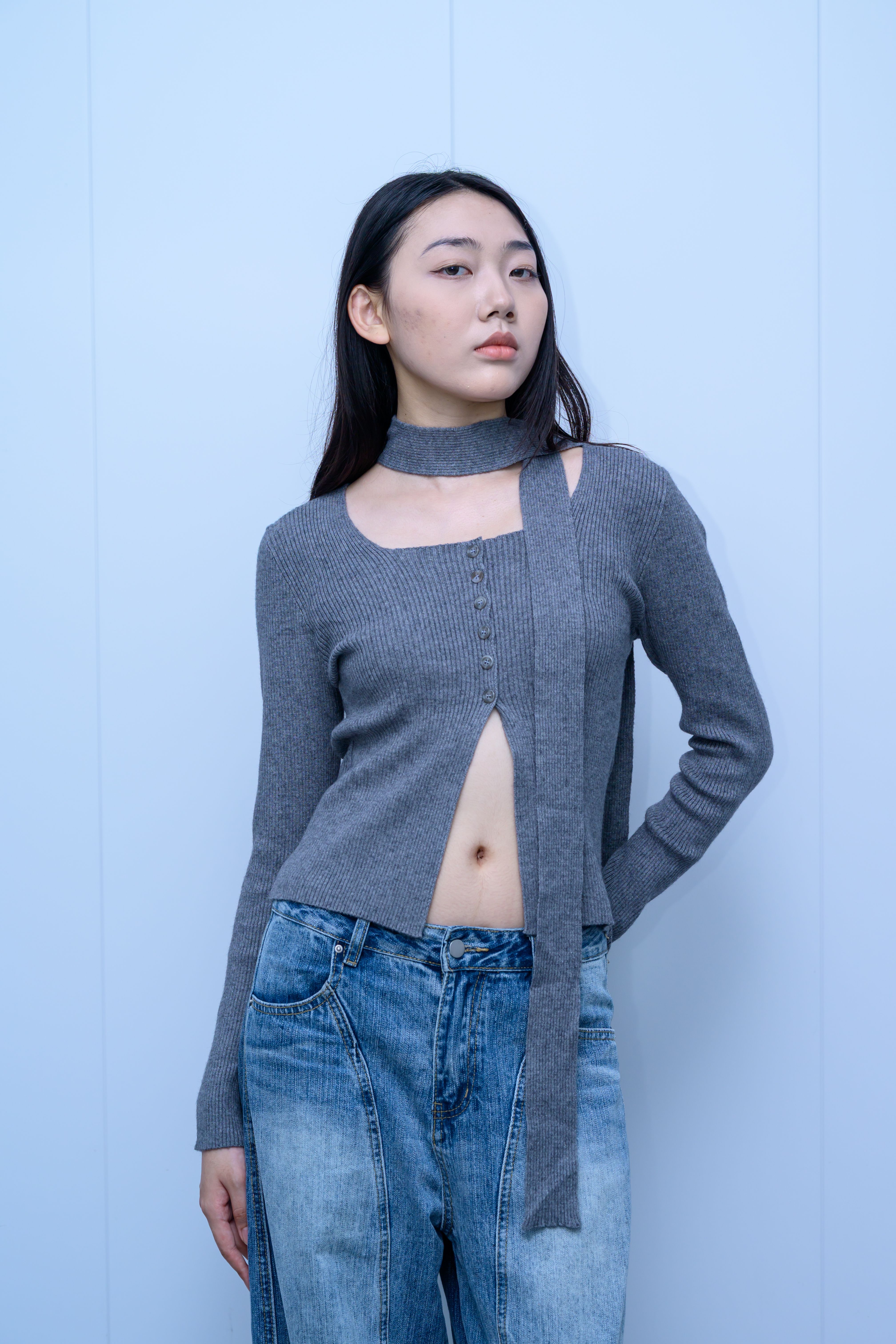 s050Misty Gray Choker Scarf Square Neck Knit Top