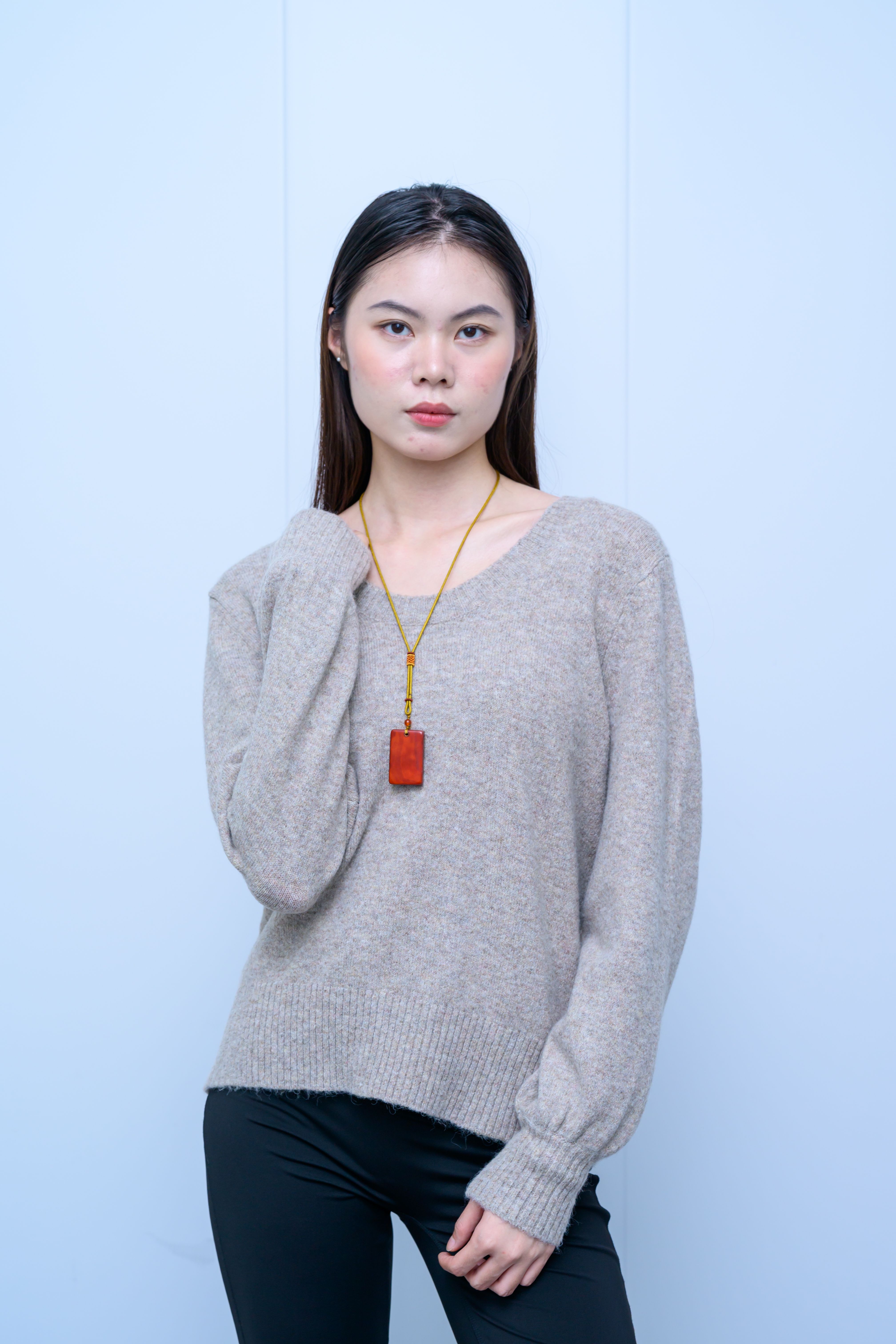 s038Misty Light Gray V-Neck Relaxed Knit Top