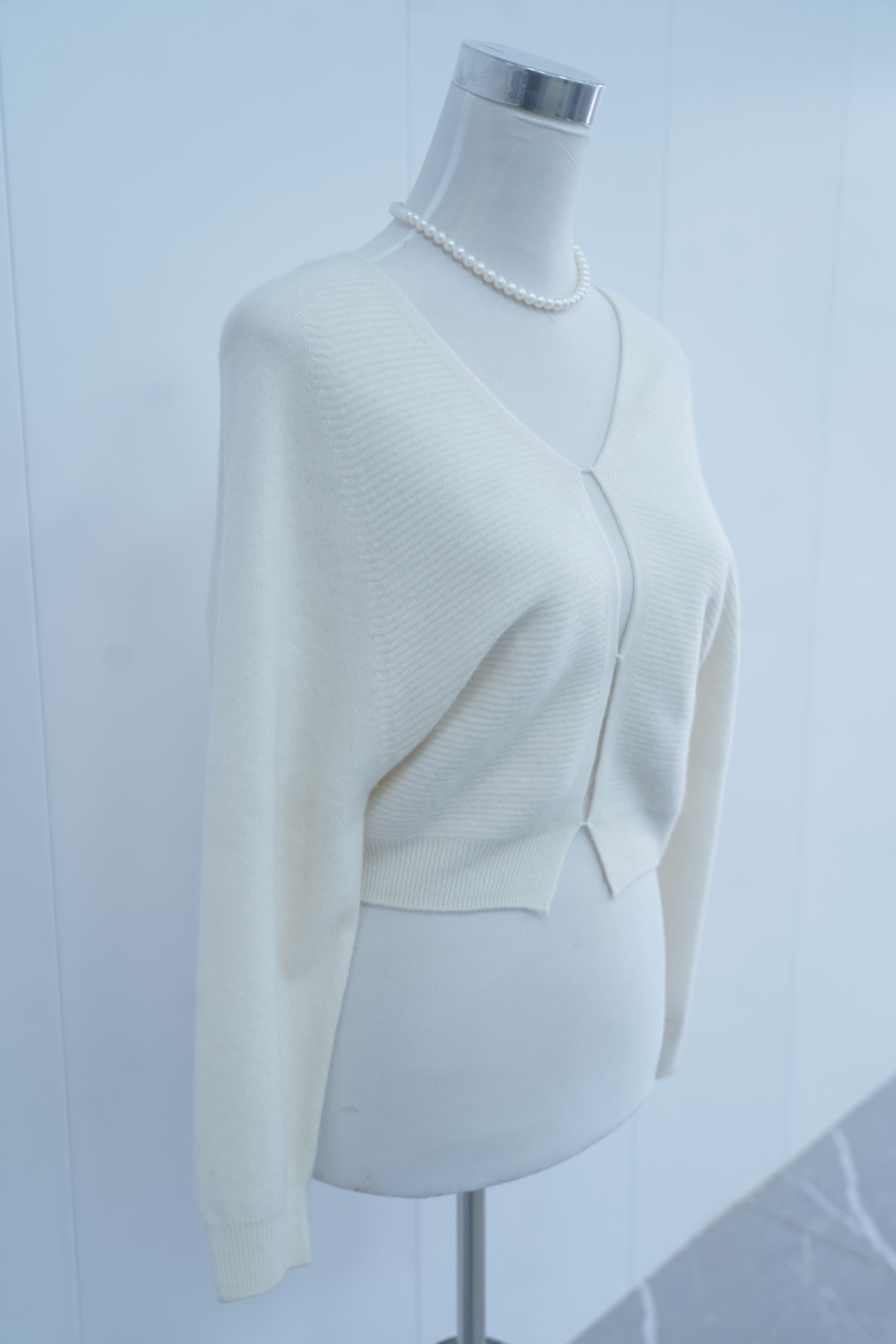s001Cream White V-Neck Textured Knitted Cardigan