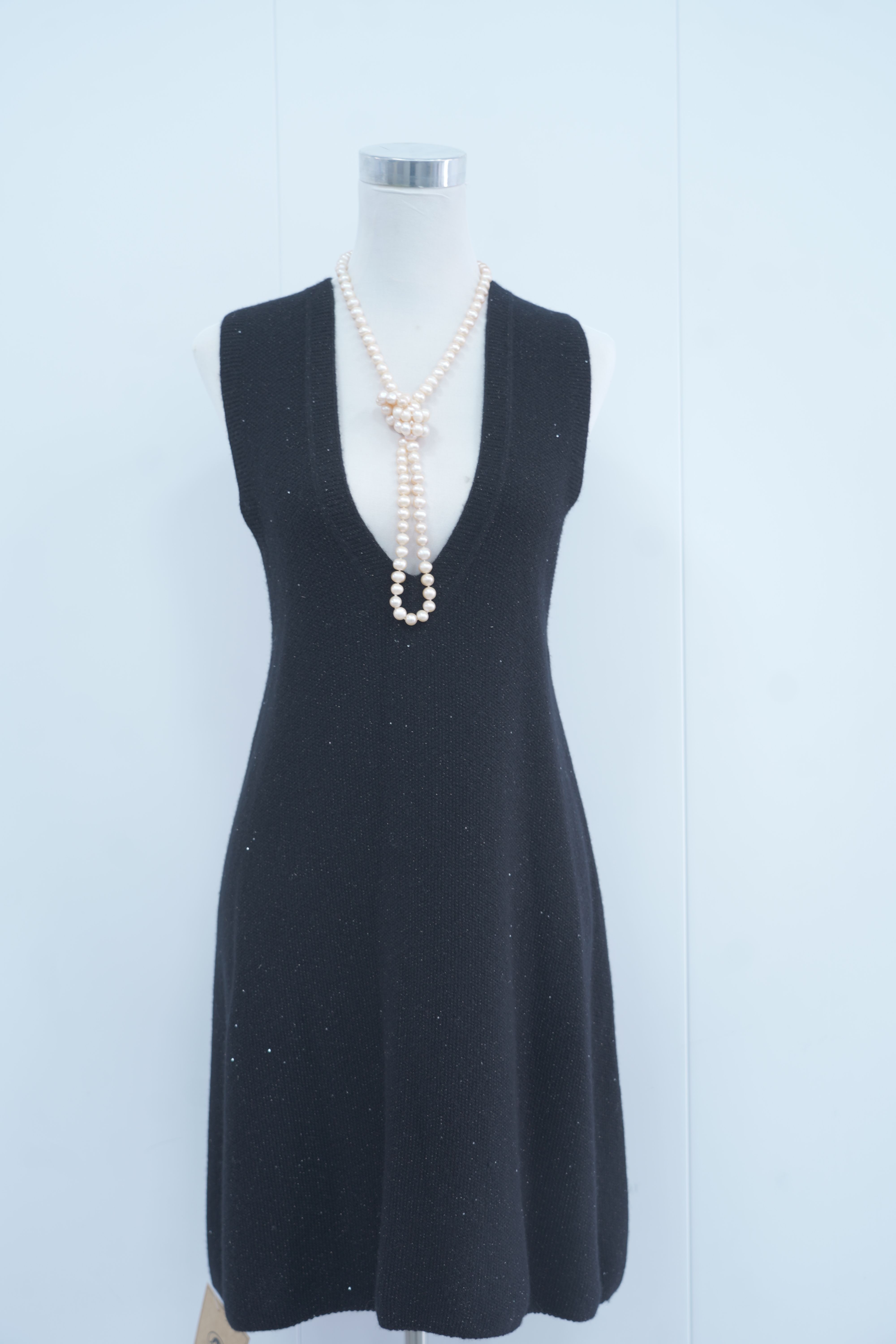 s006Black V-Neck Sleeveless Knitted Dress