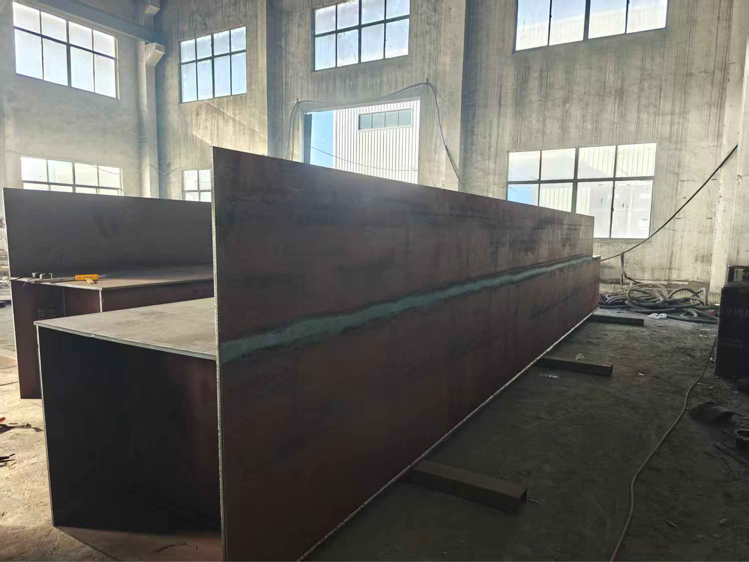 How can the modular design of temporary bridge steel box girders achieve 24-hour rapid deployment?
