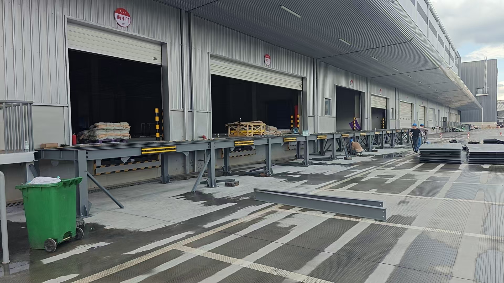 Which type of slip-resistant surface treatment for warehouse loading and unloading platforms is the most durable? Comparison of patterned steel plates vs. anti-slip coatings vs. grating plates