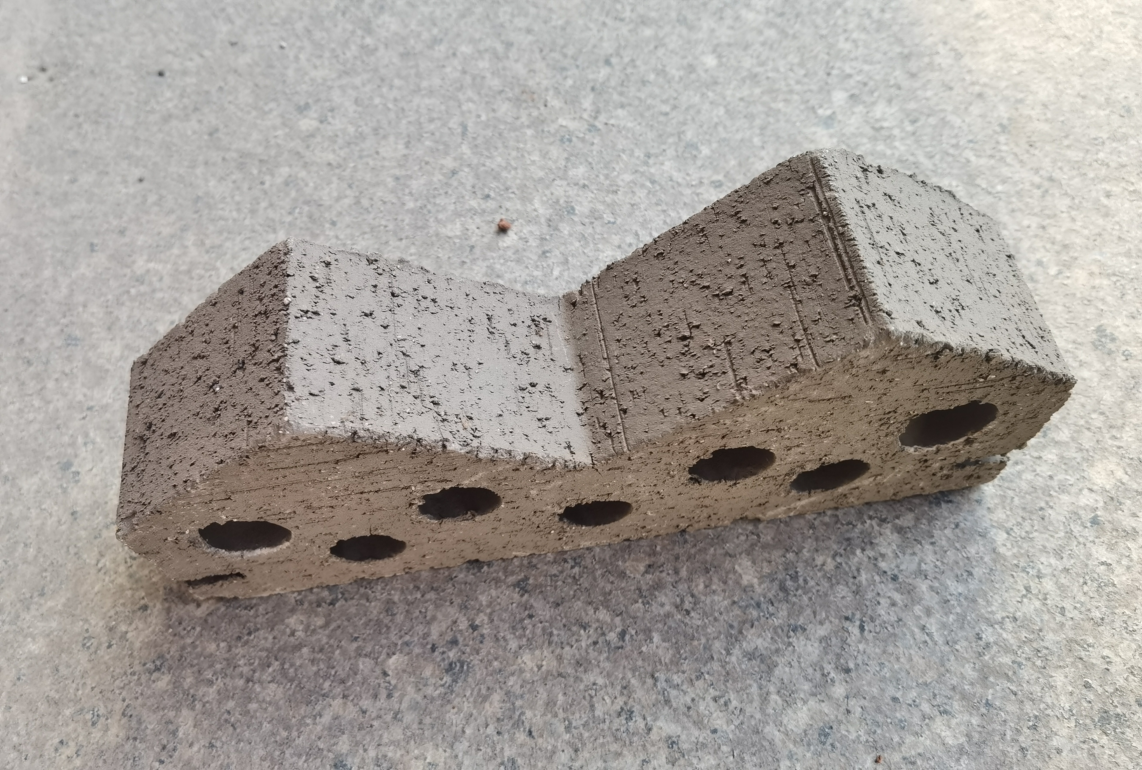 Corner rebar brick