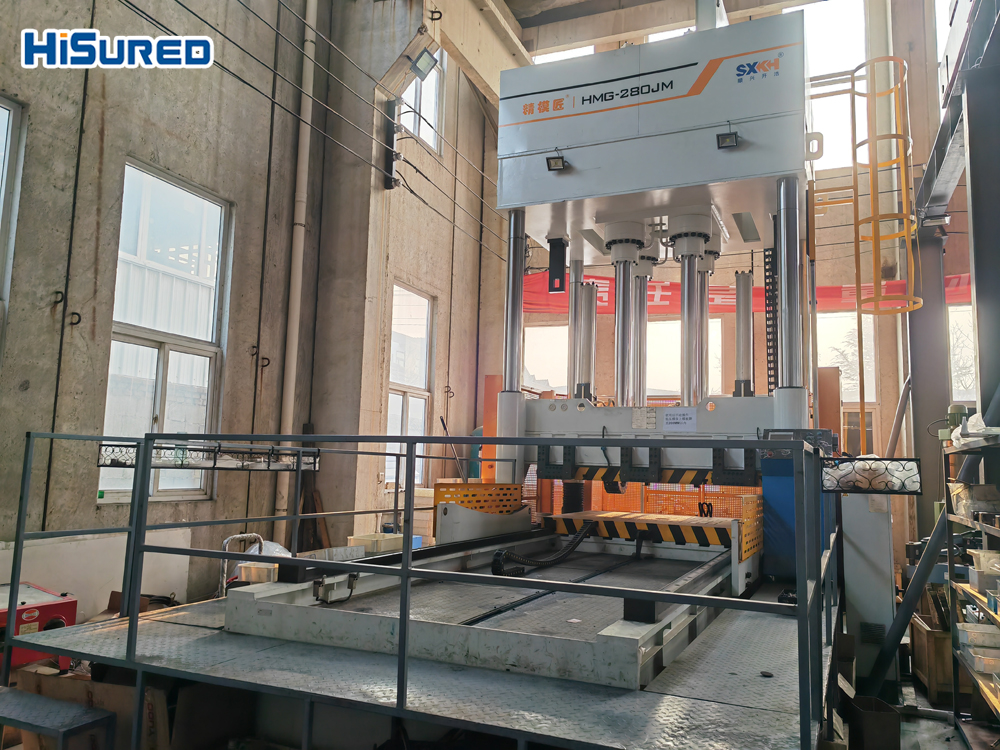 Mold spotting and fitting machine in the Hisured workshop