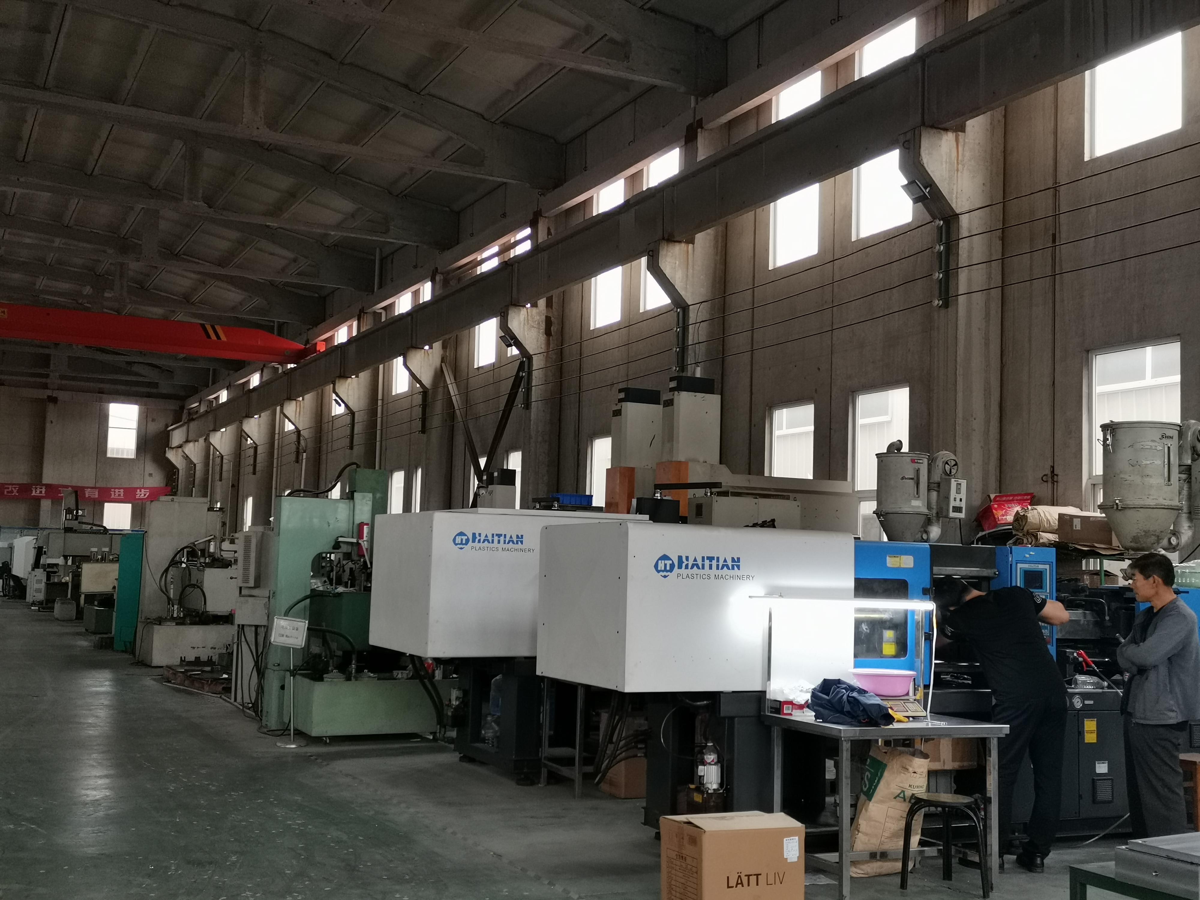 Injection molding machine in the Hisured workshop