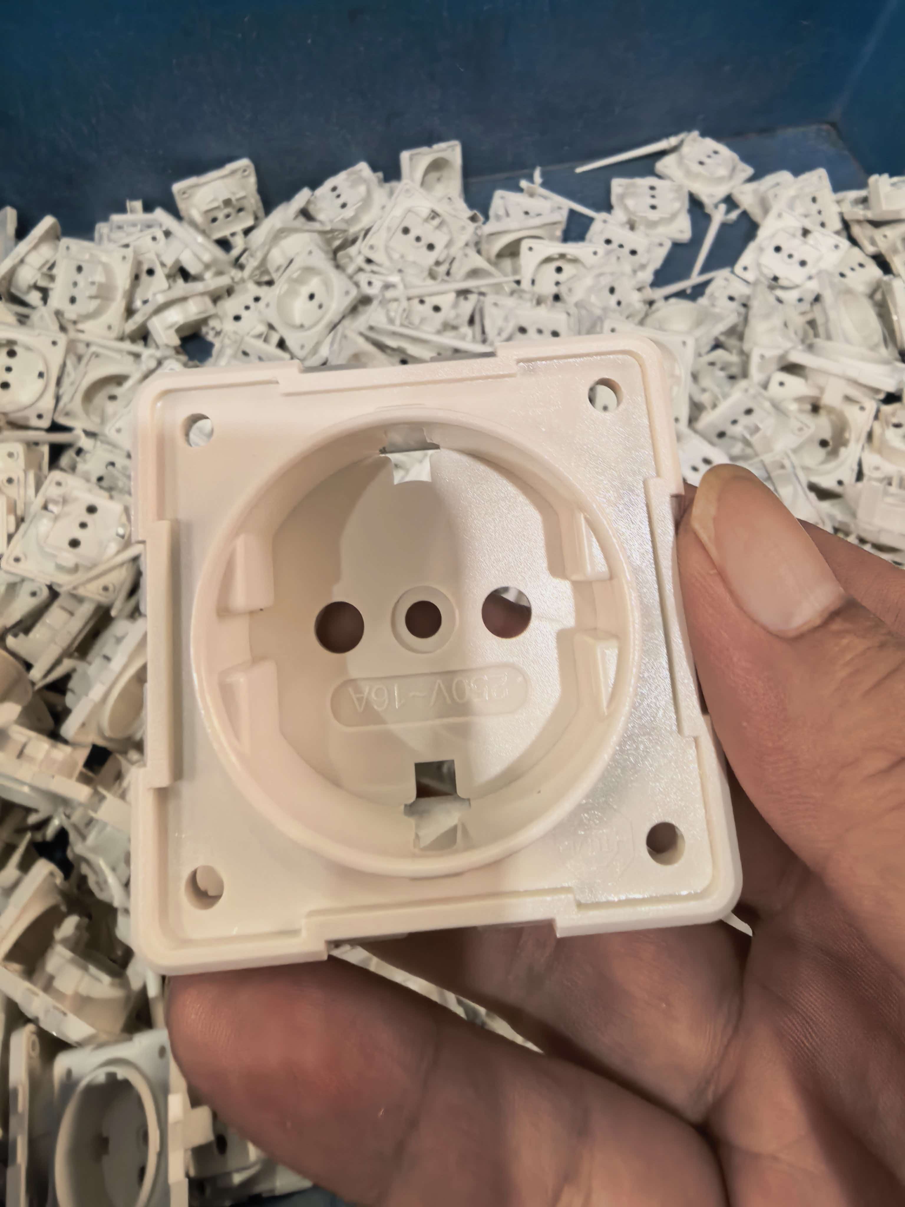 Custom Injection-Molded Component 07 production view 1