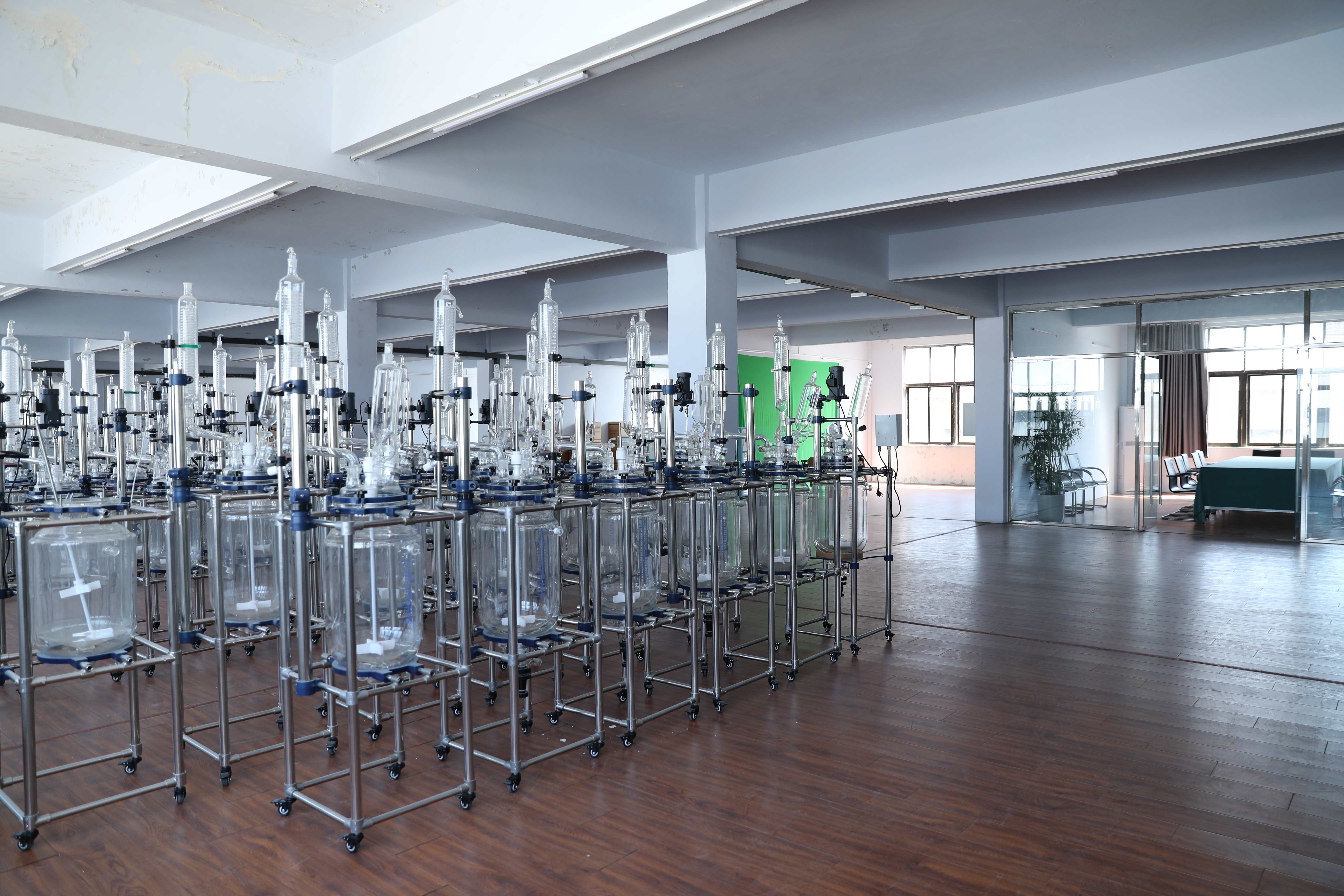 Double-layer glass reactor assembly floor