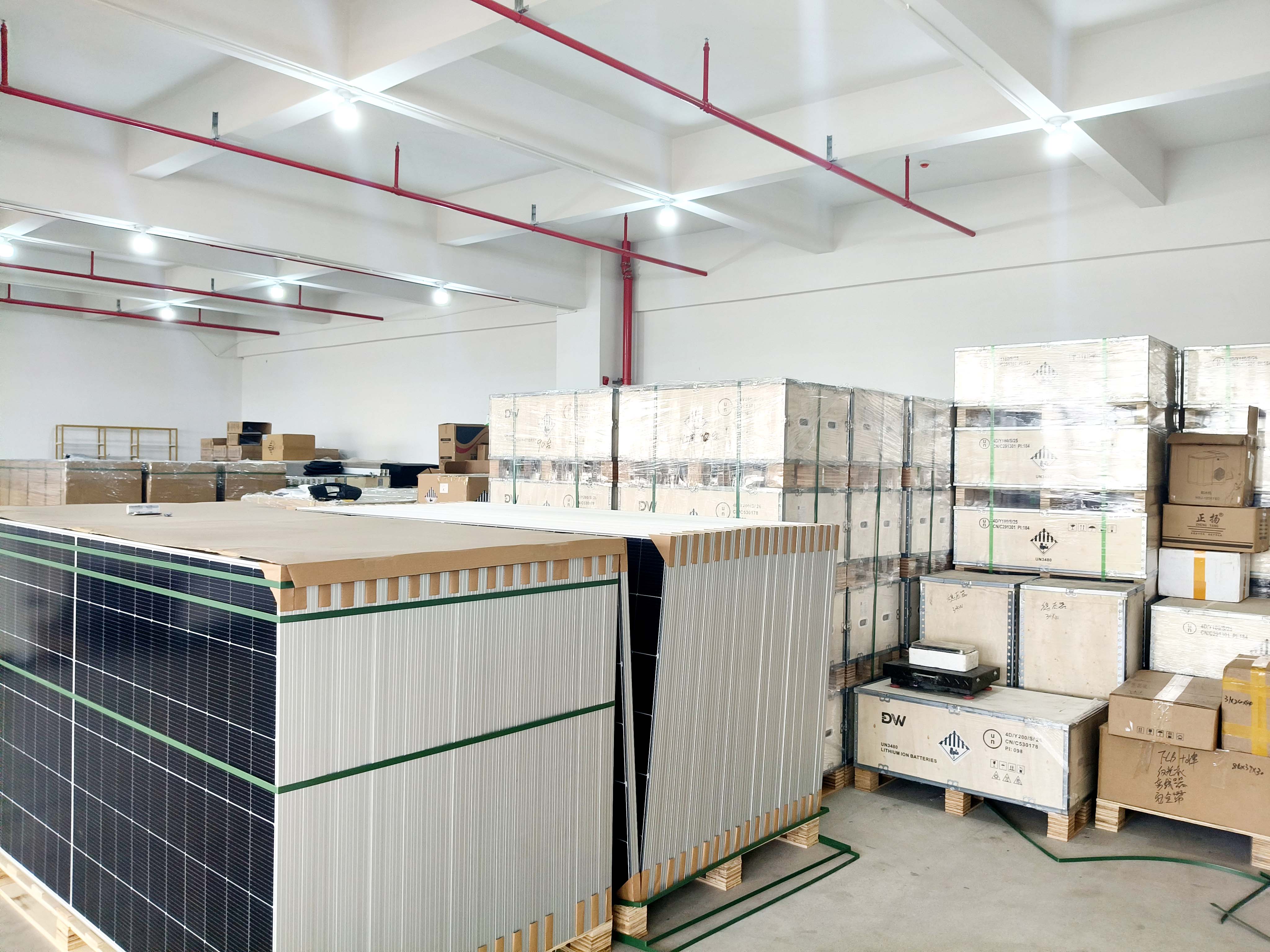 DW energy-storage equipment and cartons in an indoor storage area.