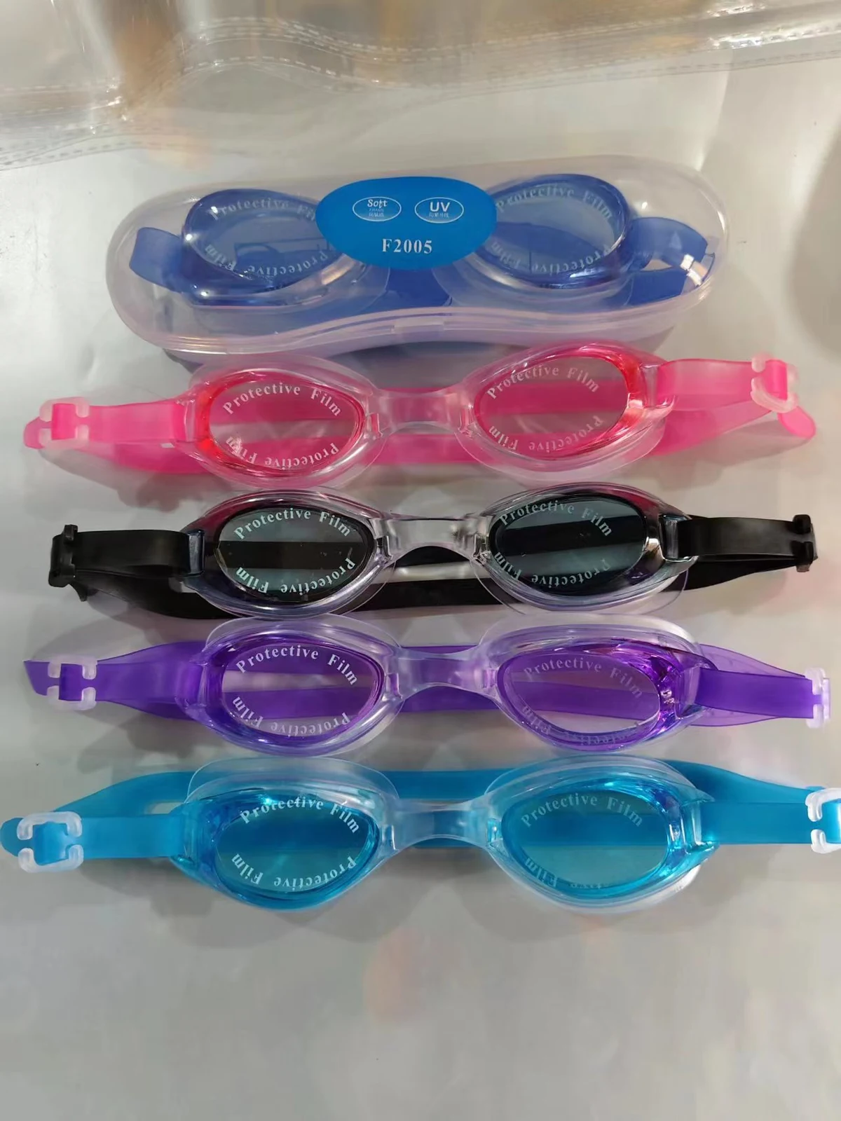 Complete view of swim goggles model 2005
